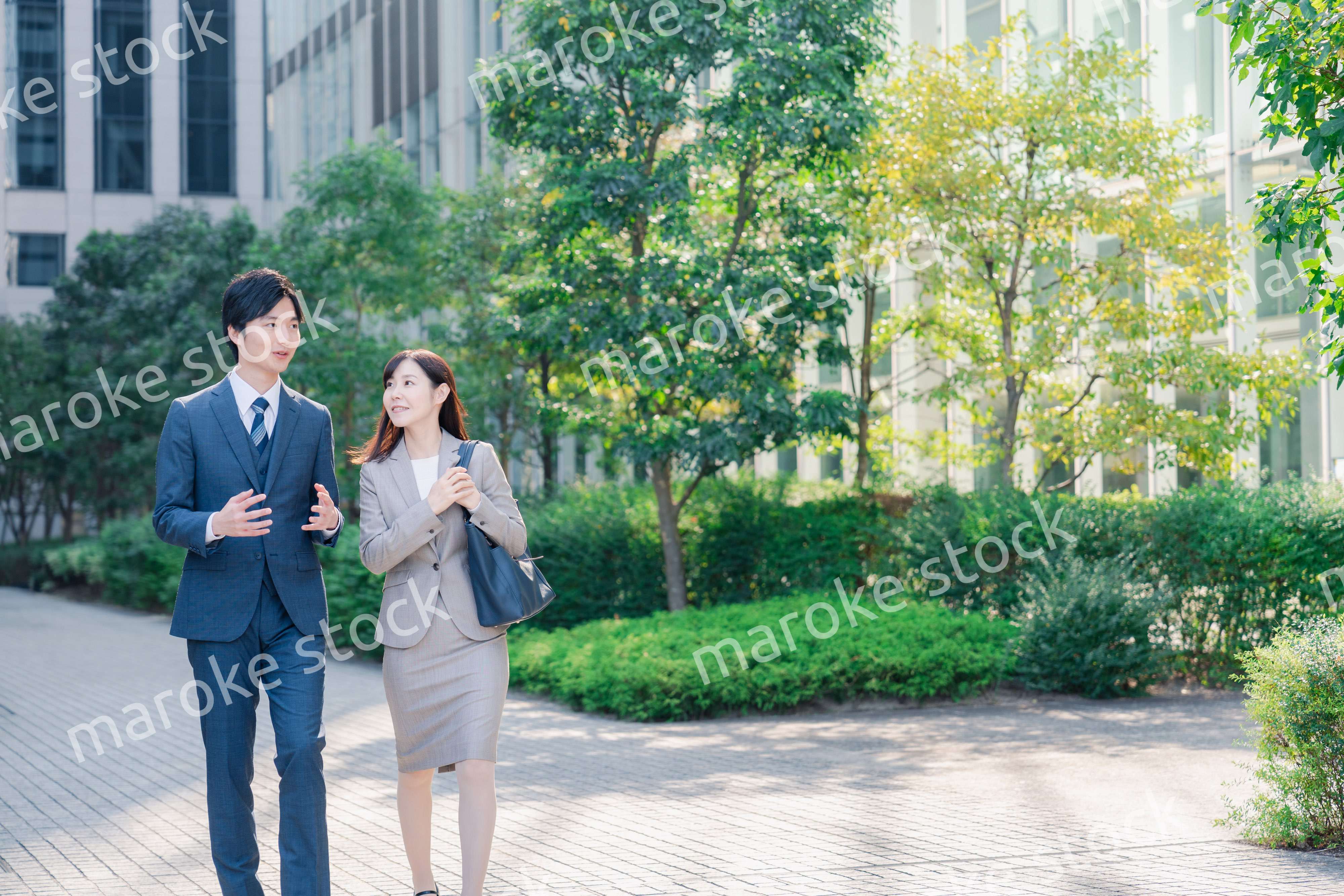 男女で外を歩くビジネスパーソン