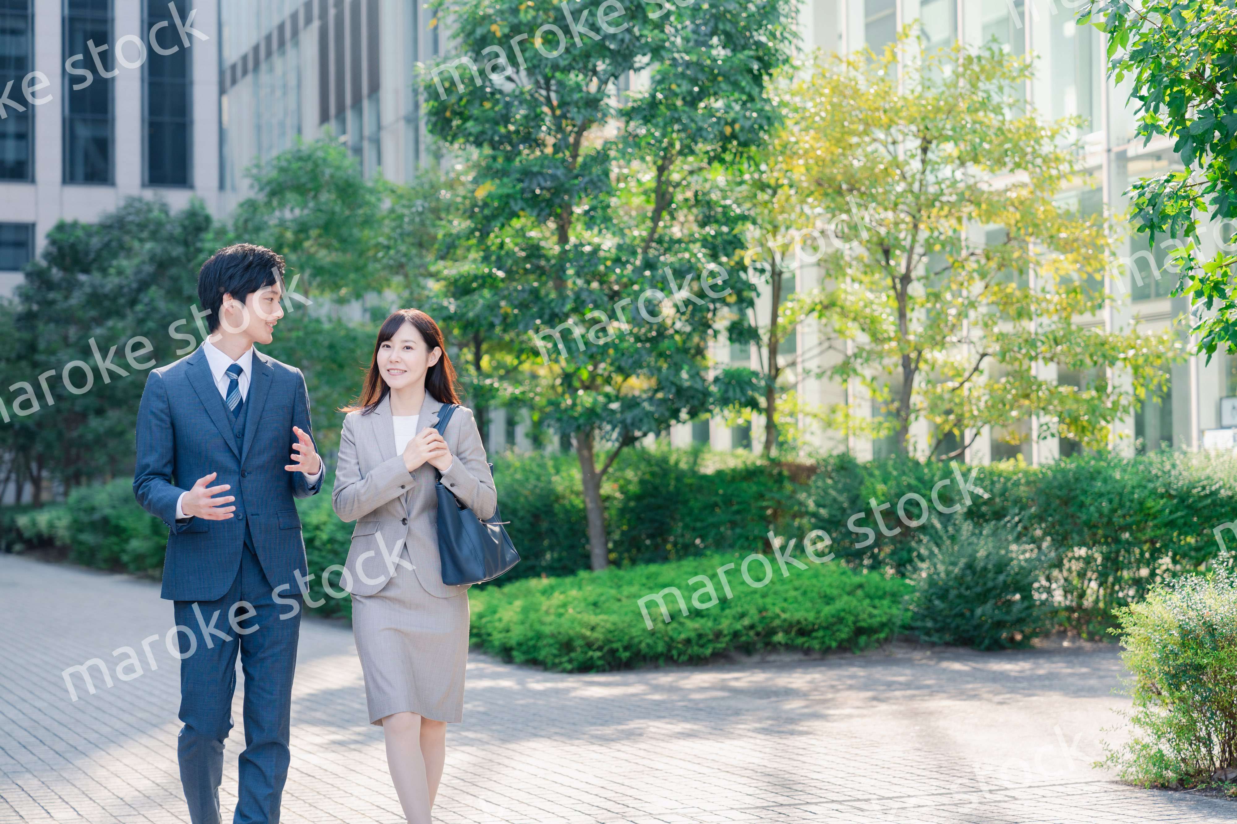男女で外を歩くビジネスパーソン