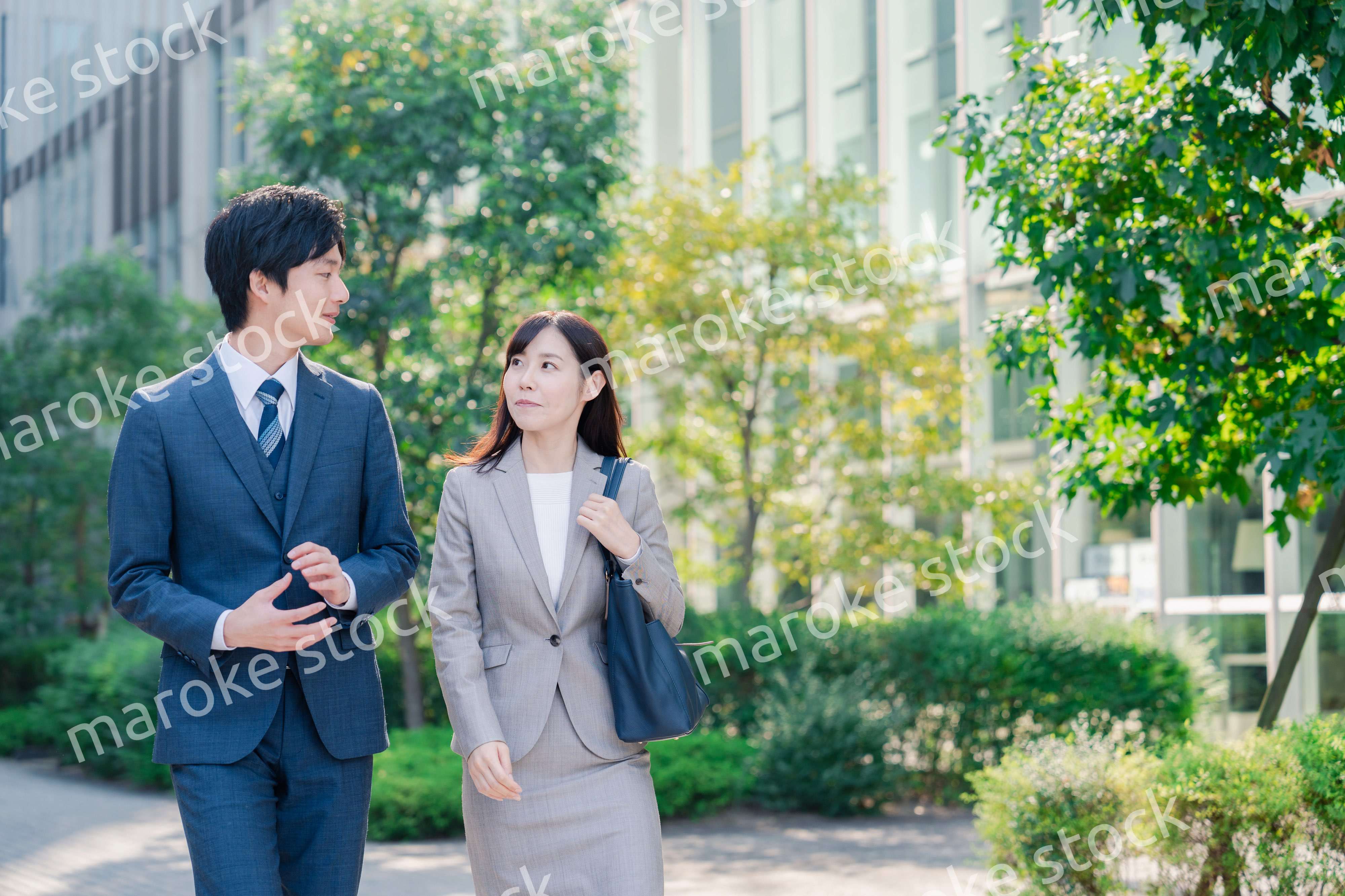 男女で外を歩くビジネスパーソン