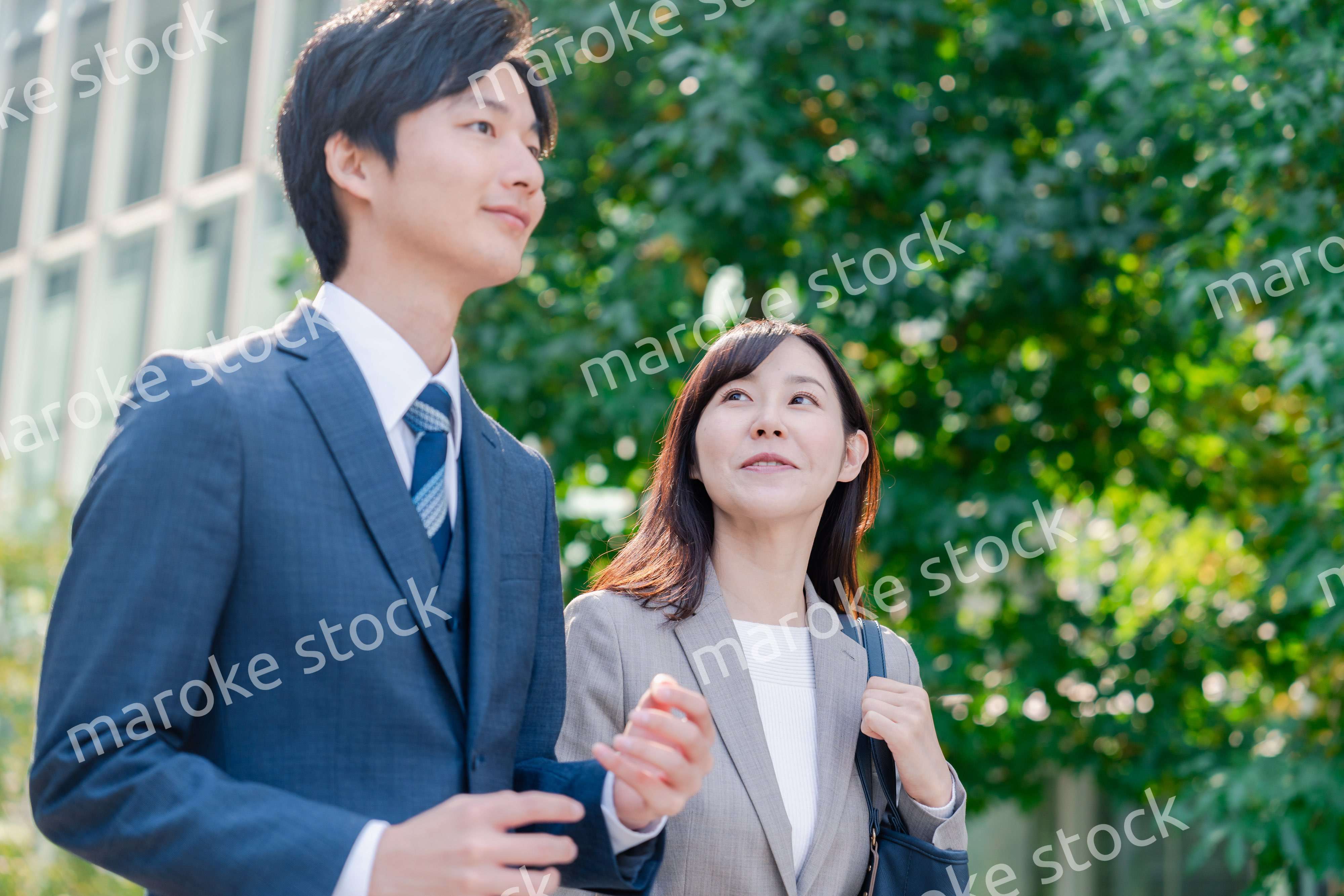 男女で外を歩くビジネスパーソン