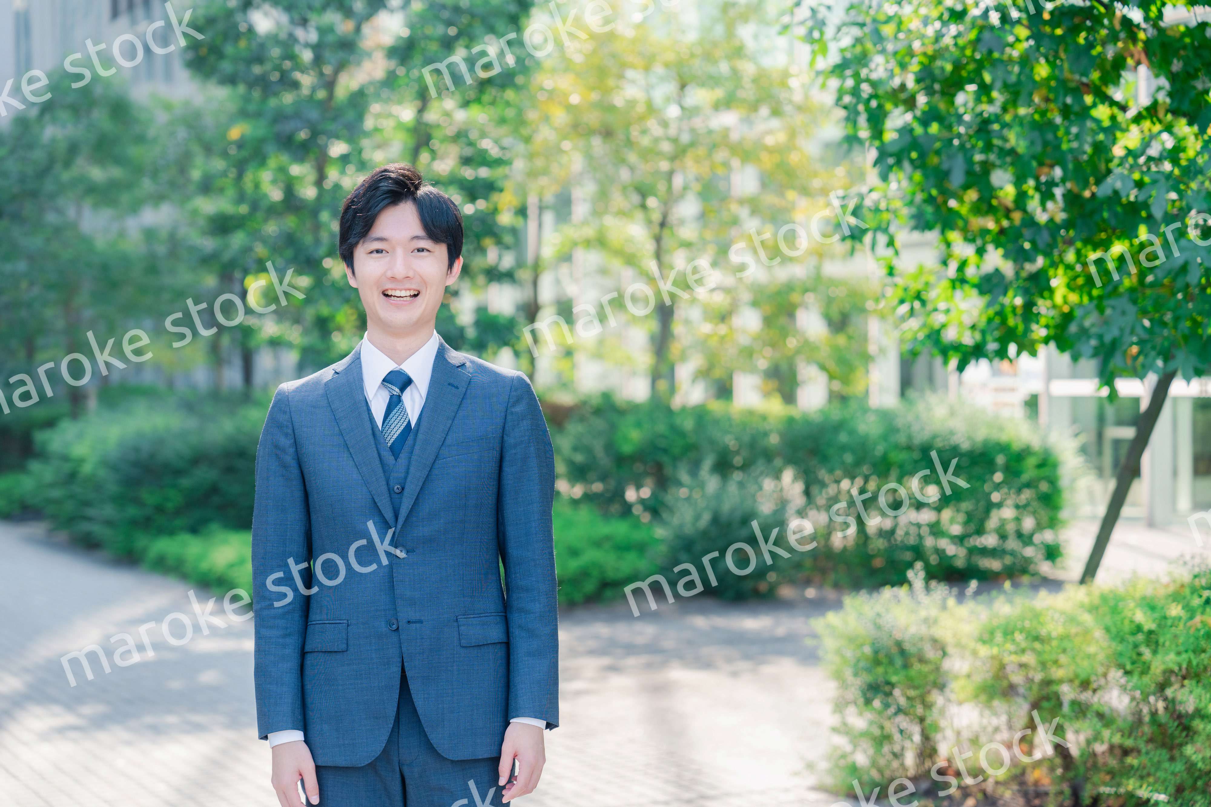 にこやかな表情を見せる爽やかなビジネスマン