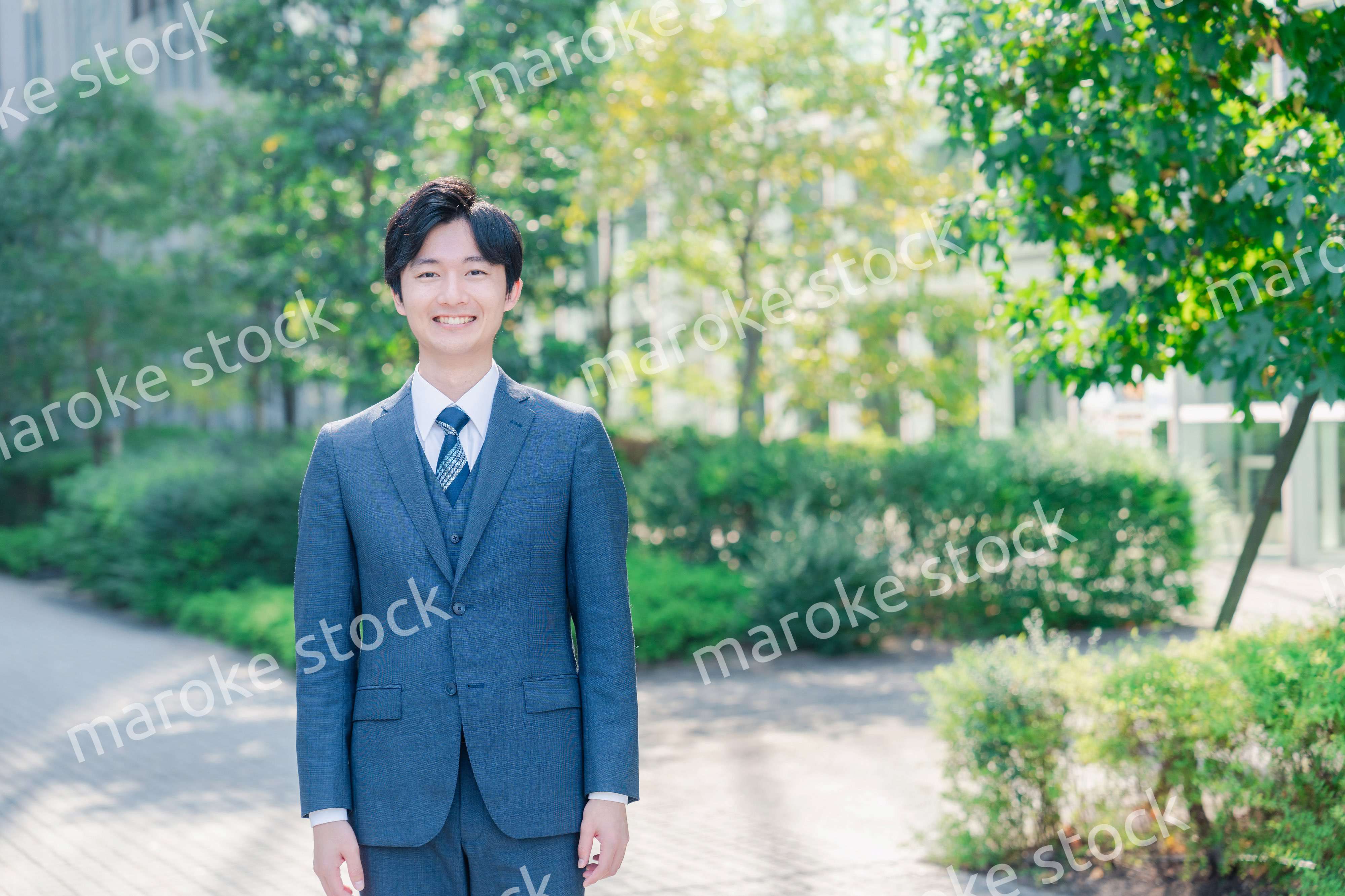 にこやかな表情を見せる爽やかなビジネスマン