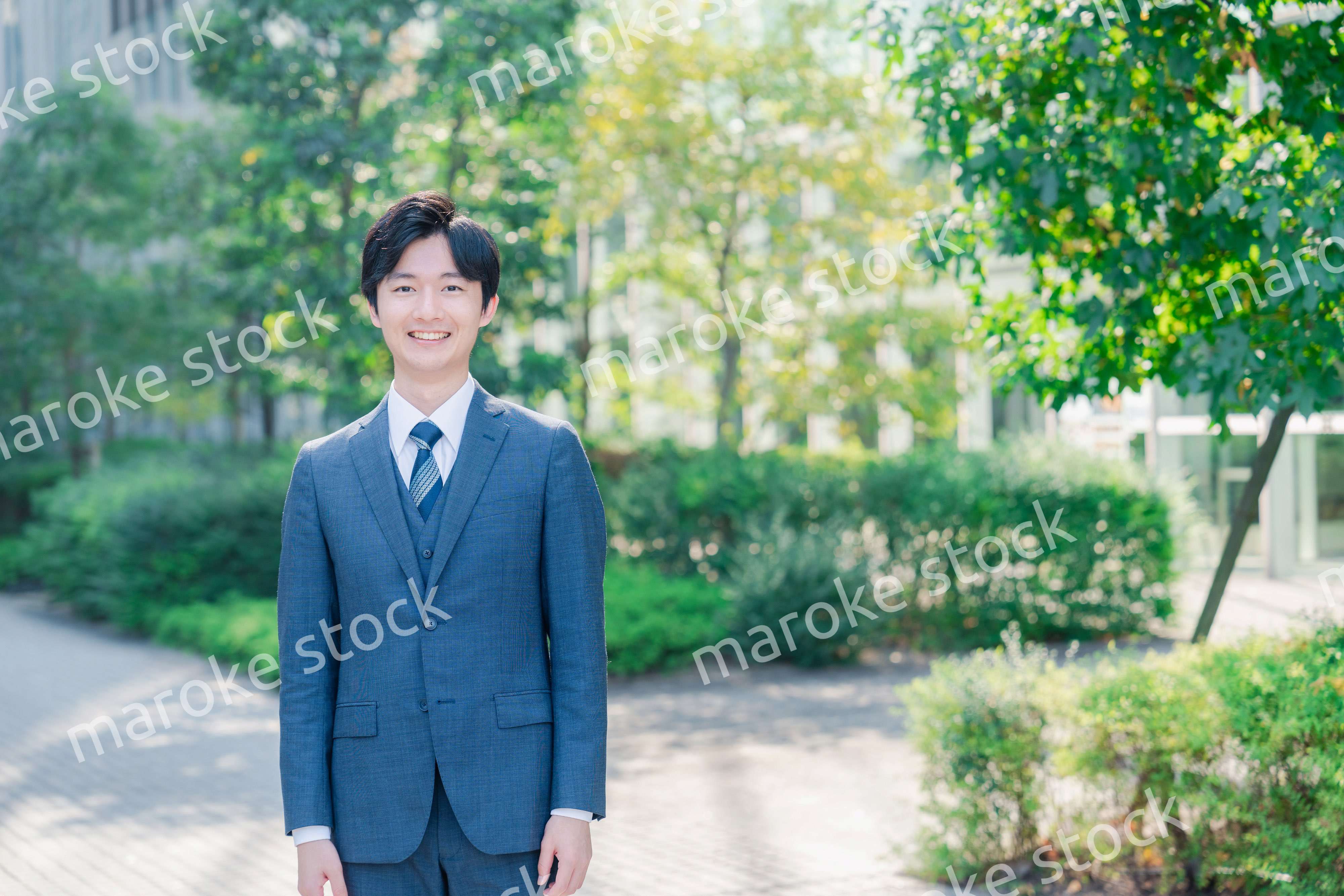 にこやかな表情を見せる爽やかなビジネスマン