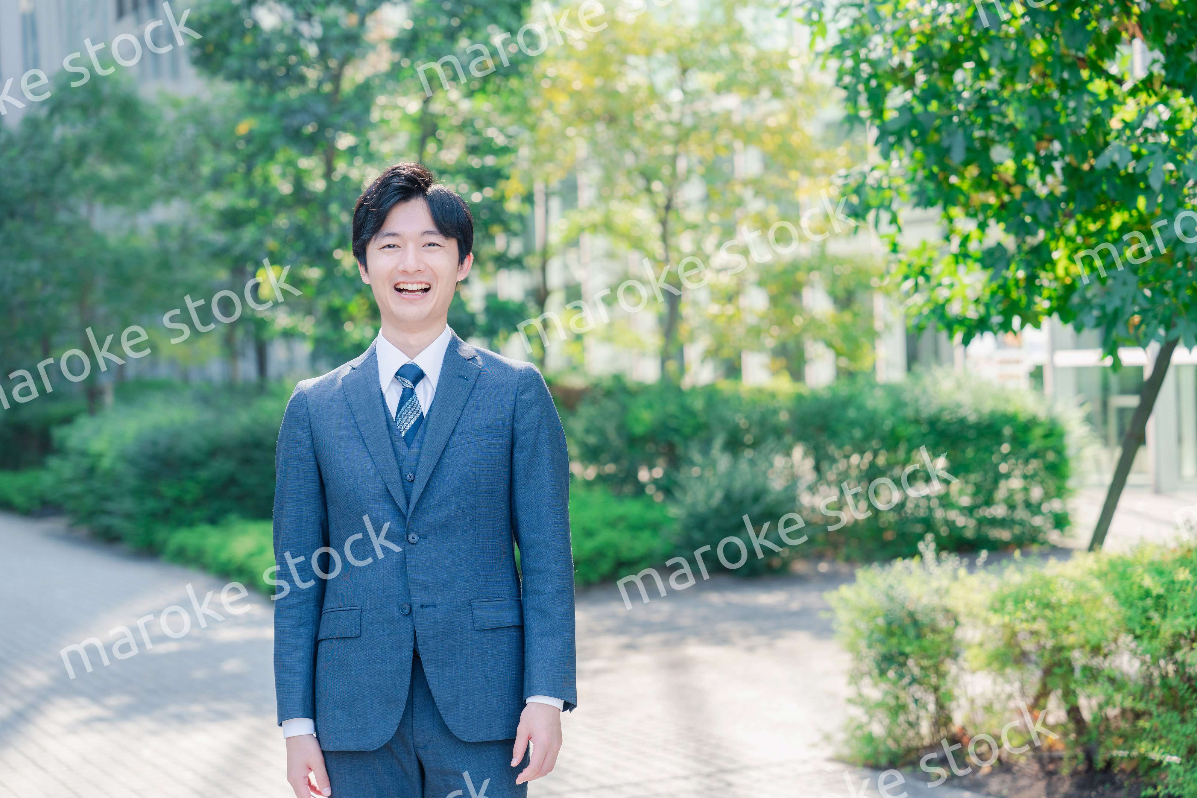 にこやかな表情を見せる爽やかなビジネスマン