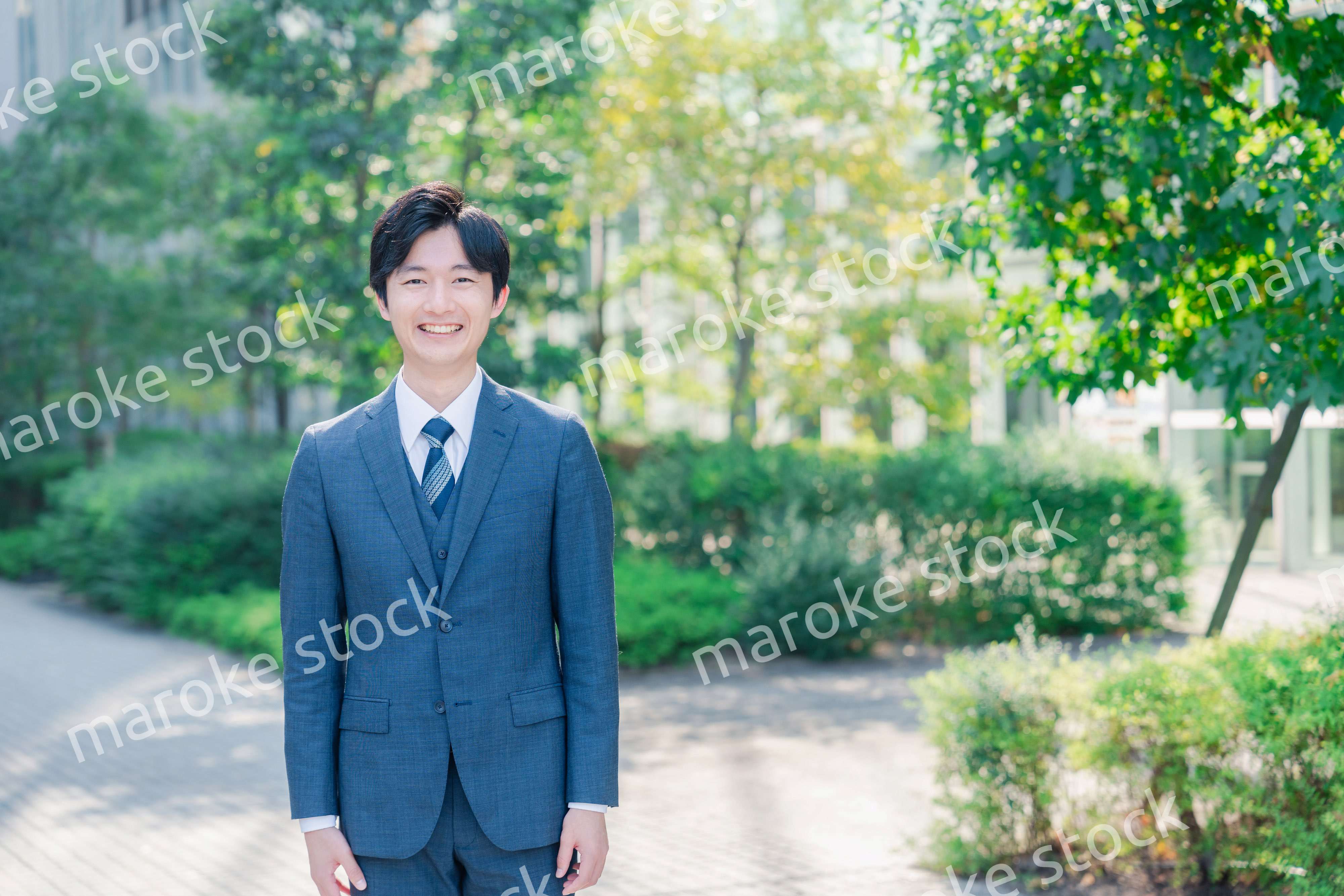 にこやかな表情を見せる爽やかなビジネスマン