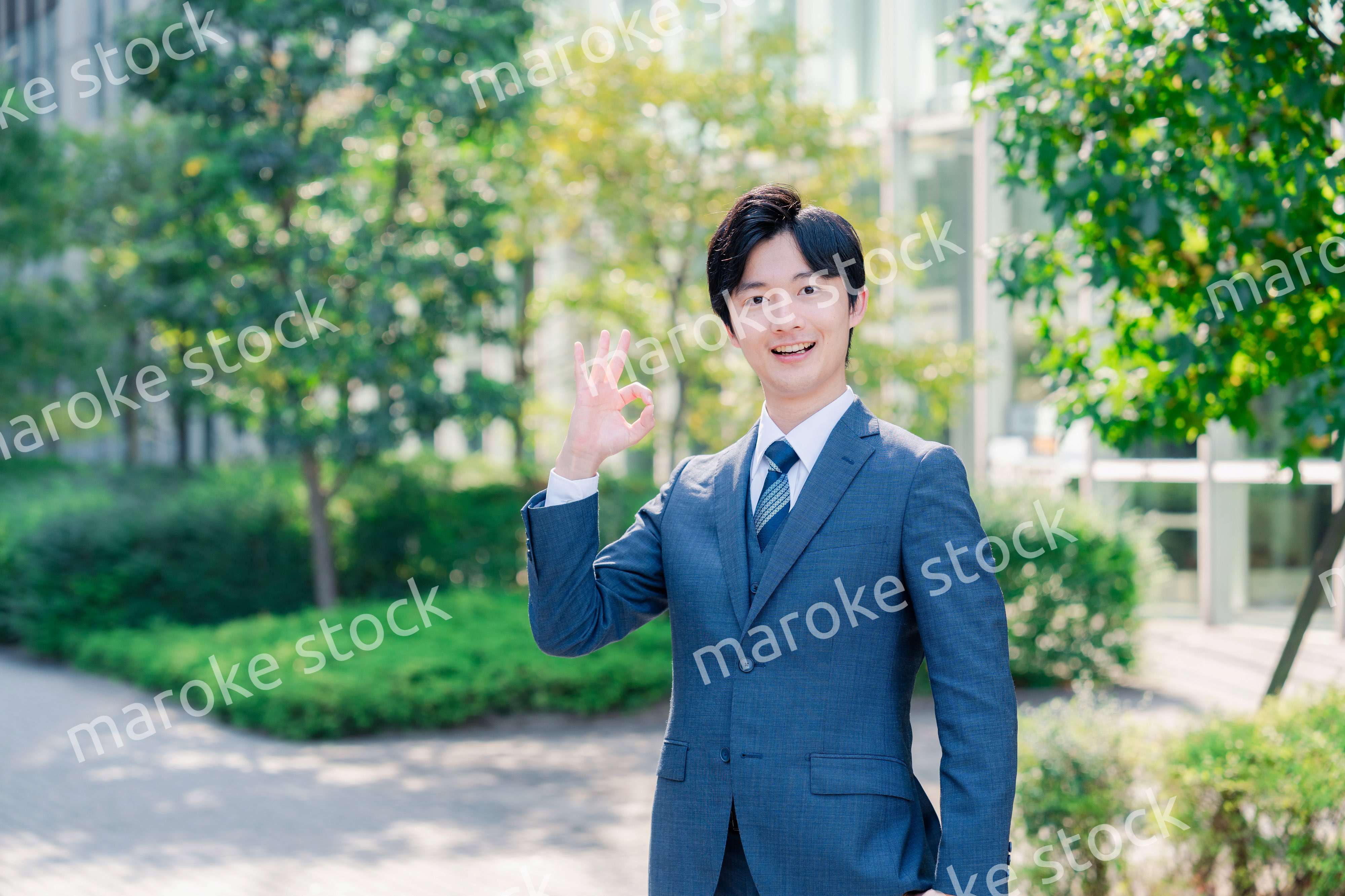 OKサインをする爽やかなビジネスマン