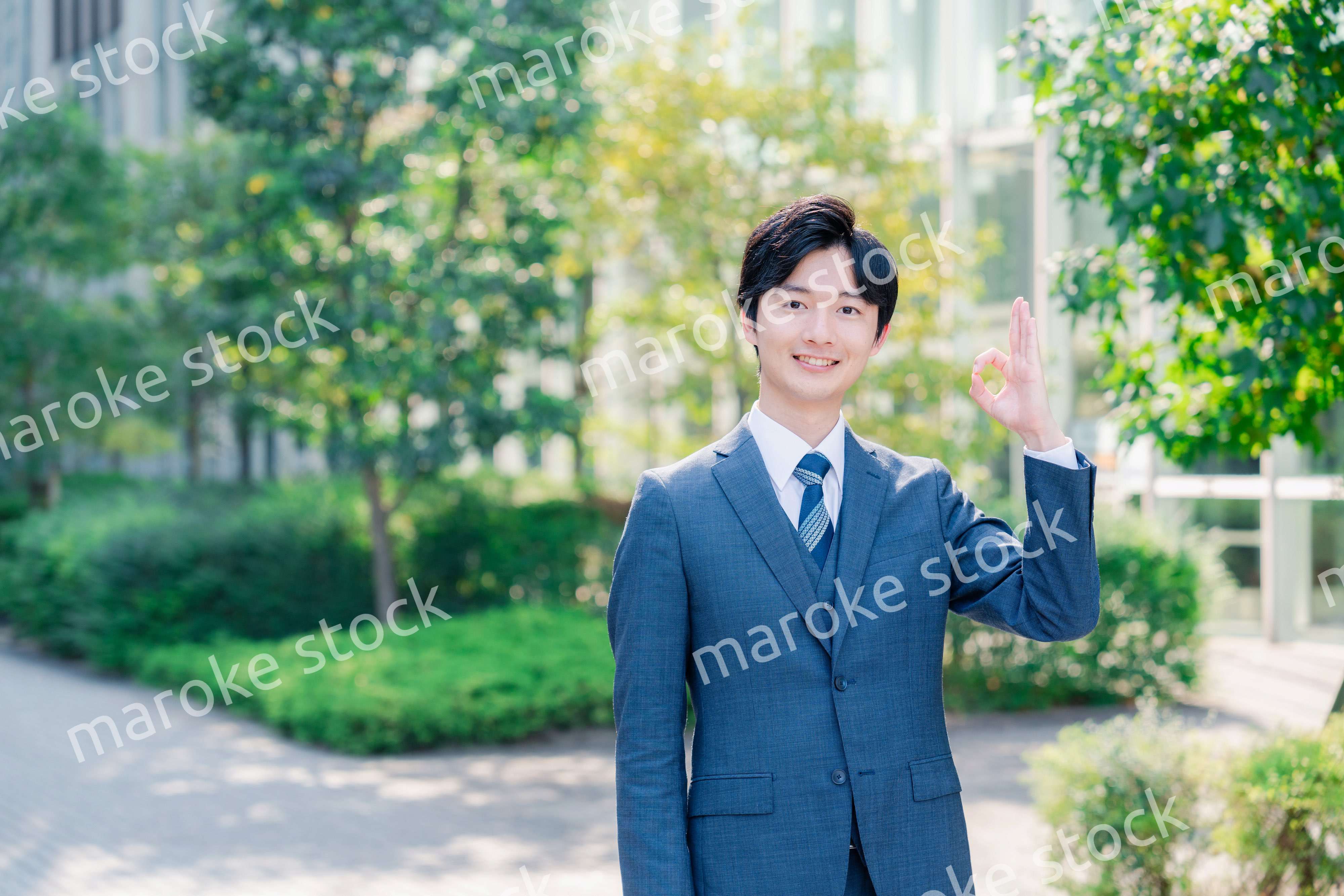 OKサインをする爽やかなビジネスマン
