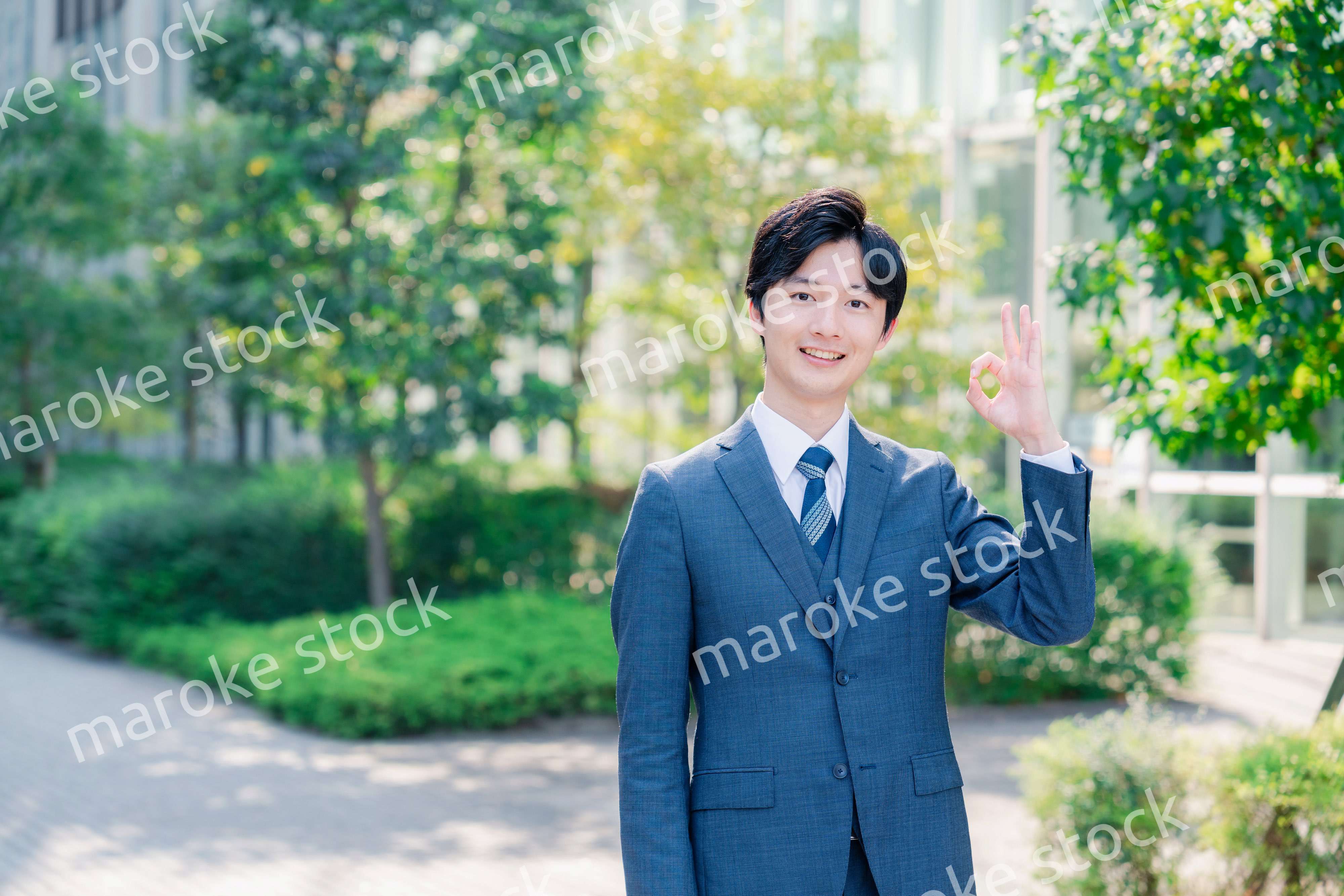 OKサインをする爽やかなビジネスマン