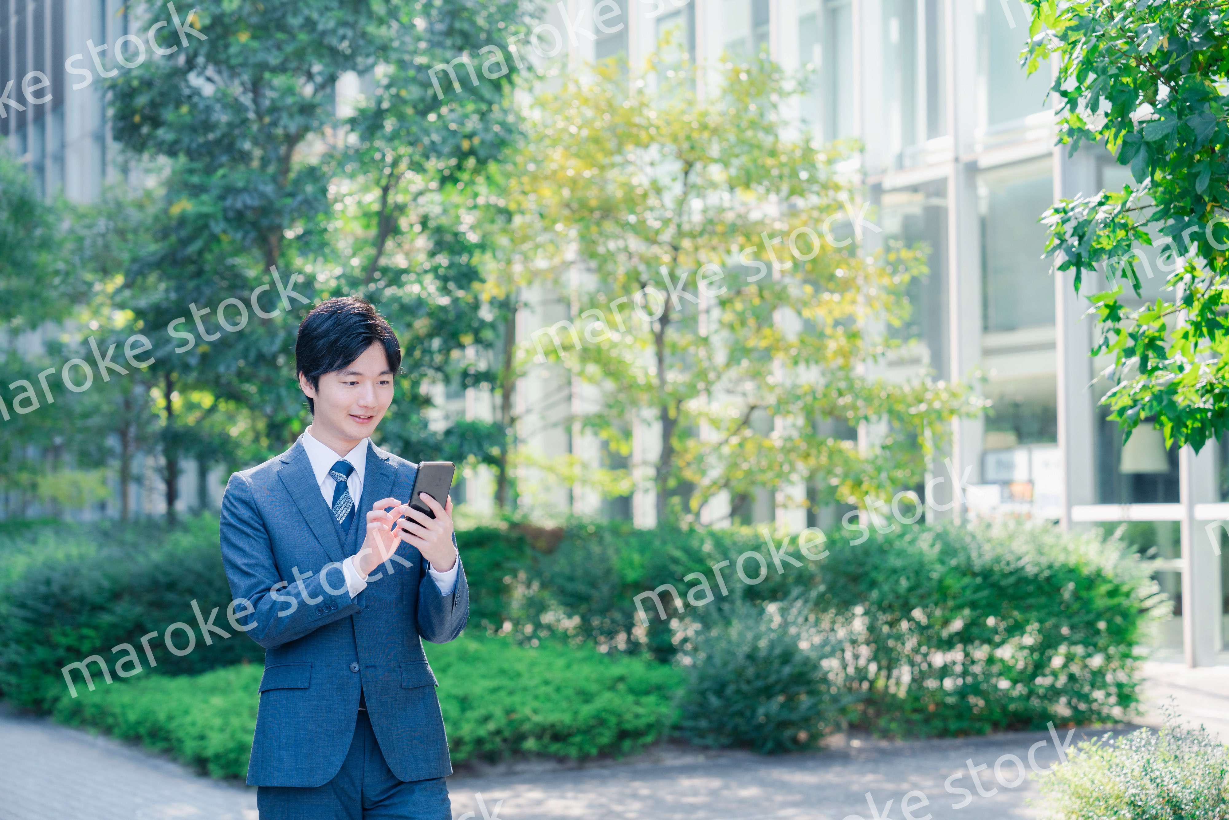 スマホを使う爽やかなビジネスマン
