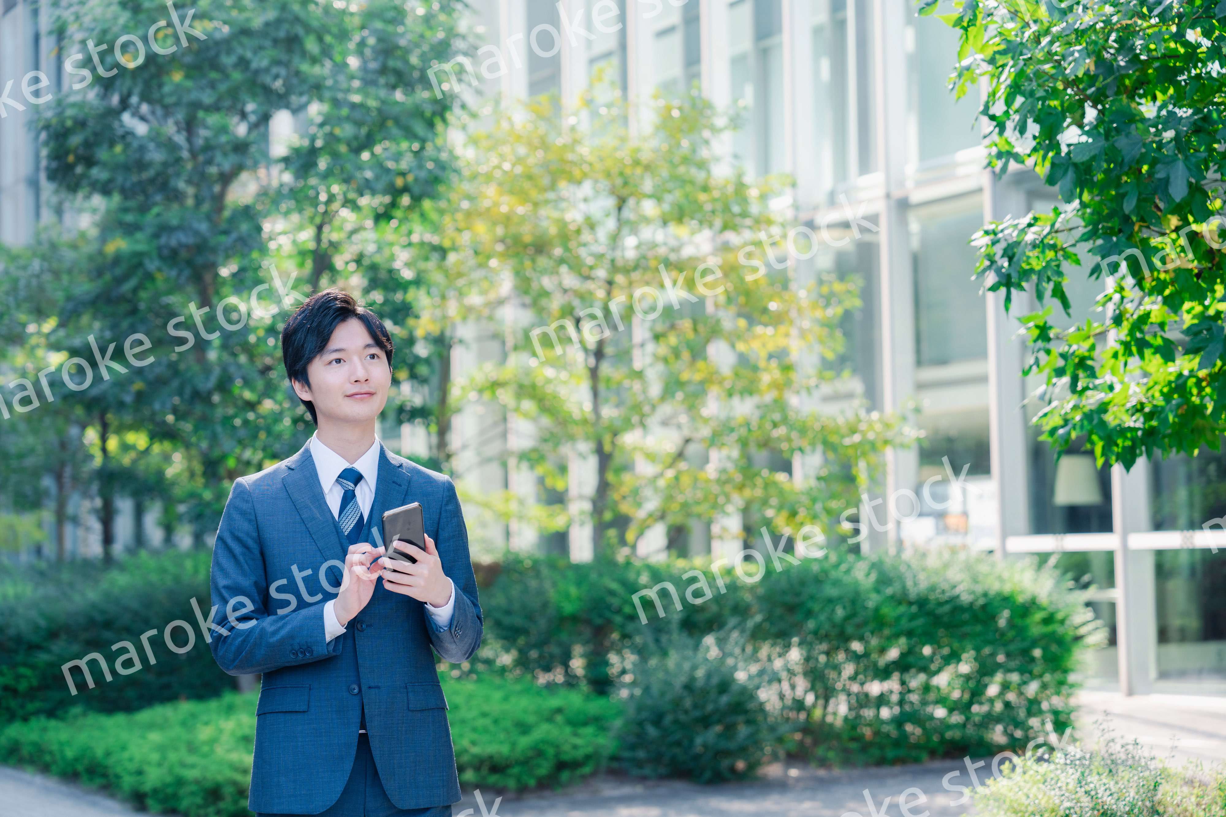 スマホを使う爽やかなビジネスマン
