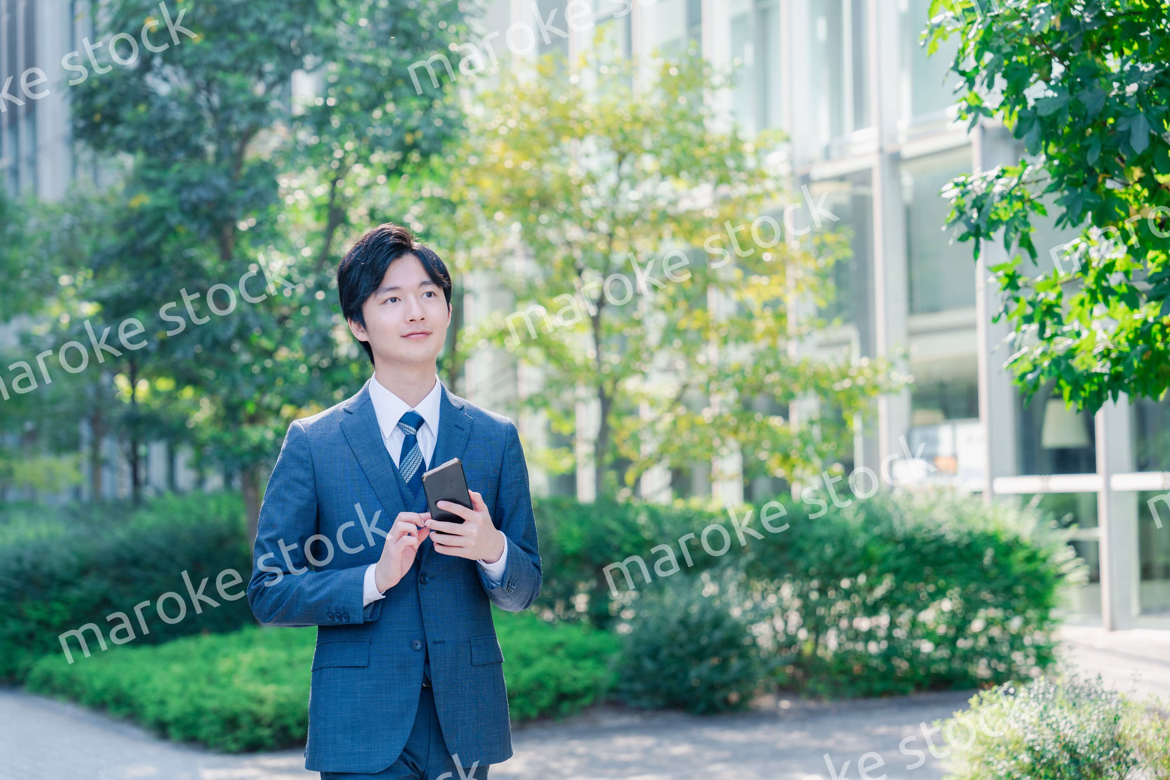 スマホを使う爽やかなビジネスマン