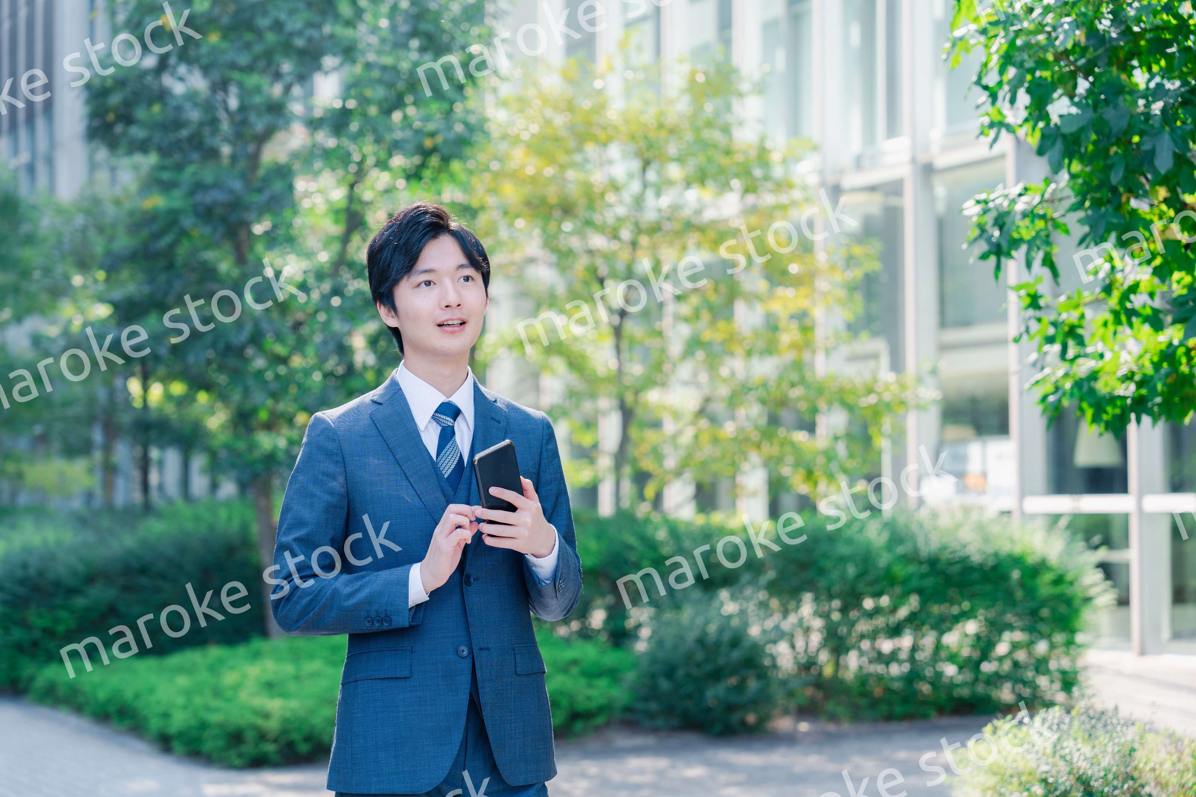 スマホを使う爽やかなビジネスマン
