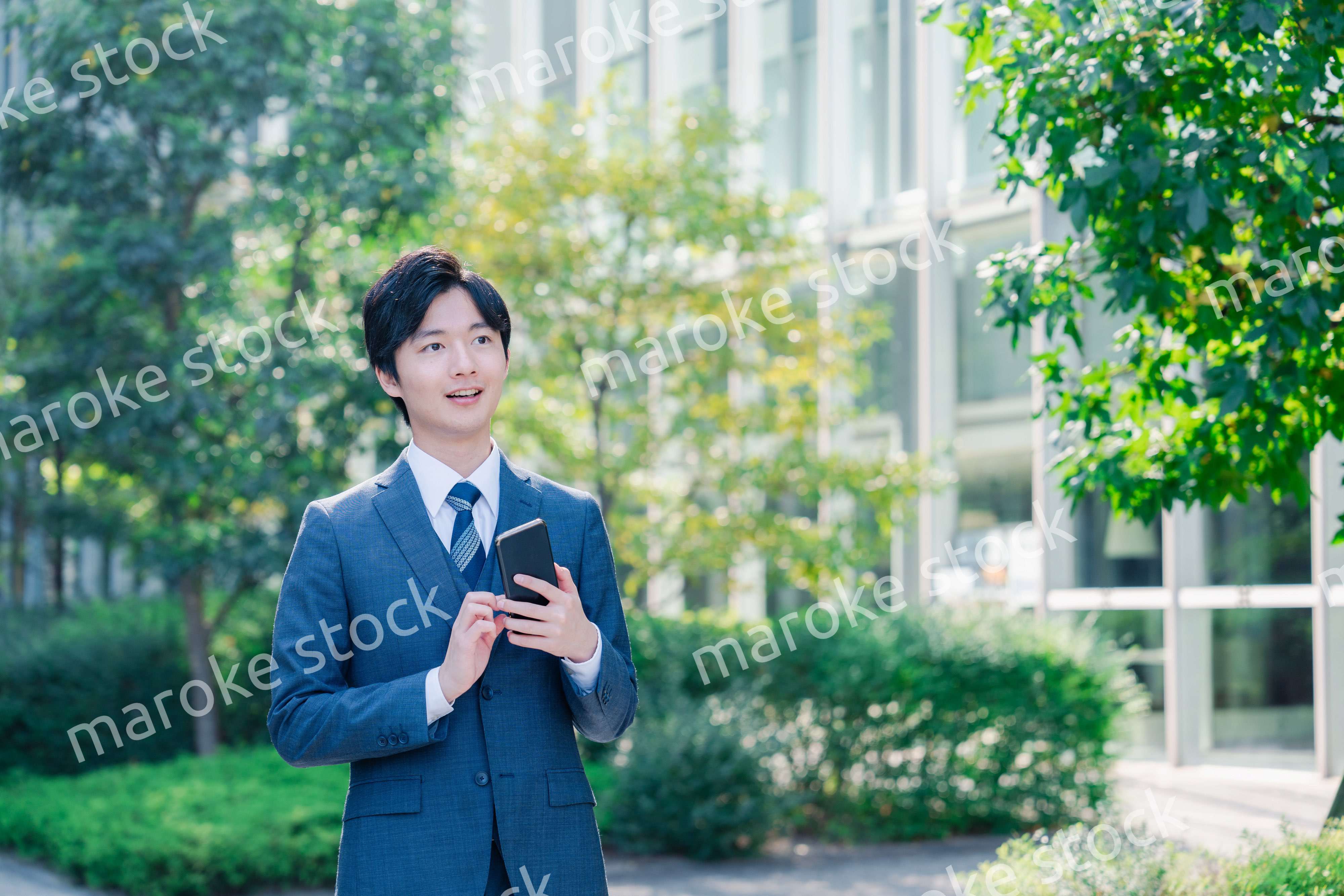 スマホを使う爽やかなビジネスマン