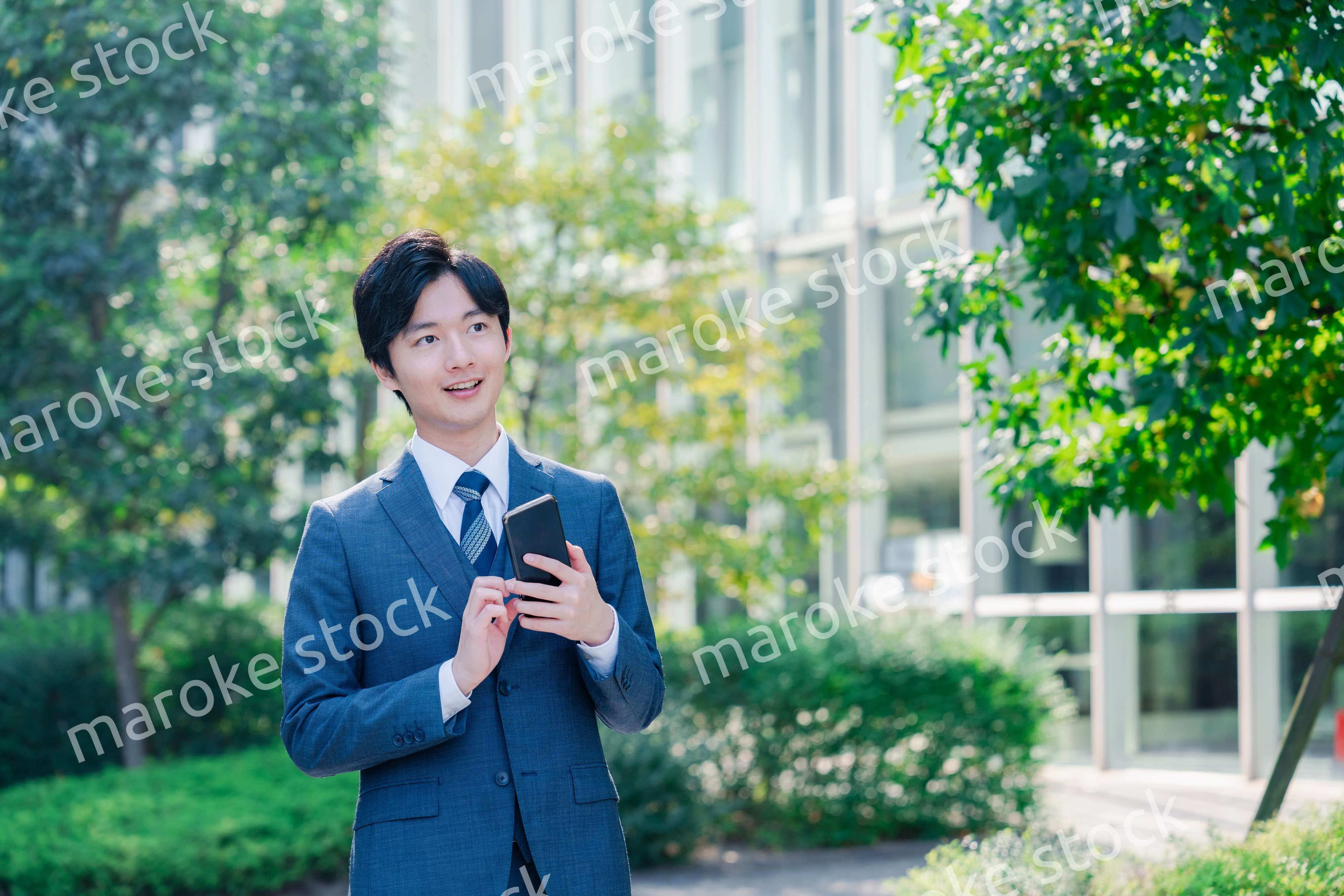 スマホを使う爽やかなビジネスマン