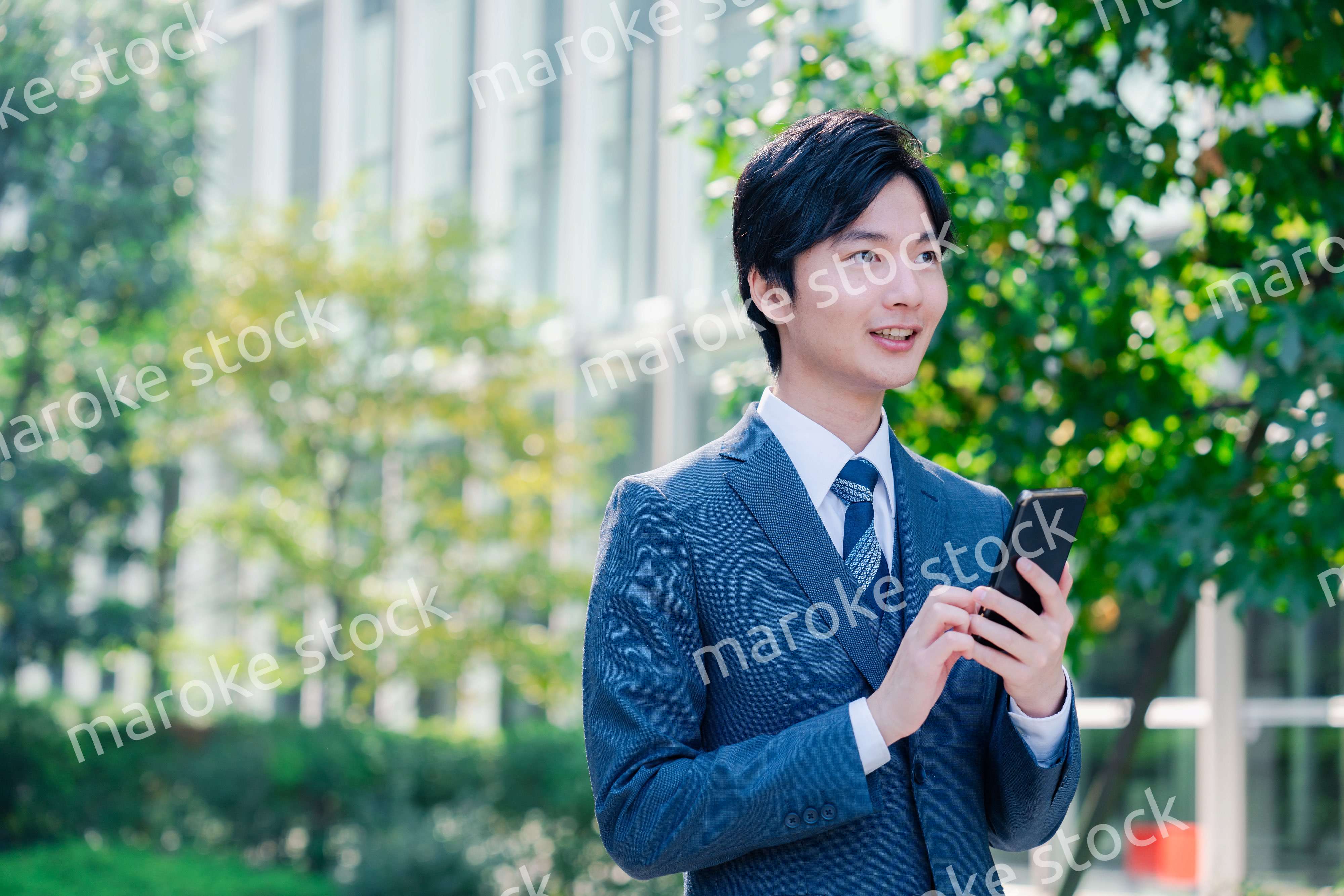 スマホを使う爽やかなビジネスマン