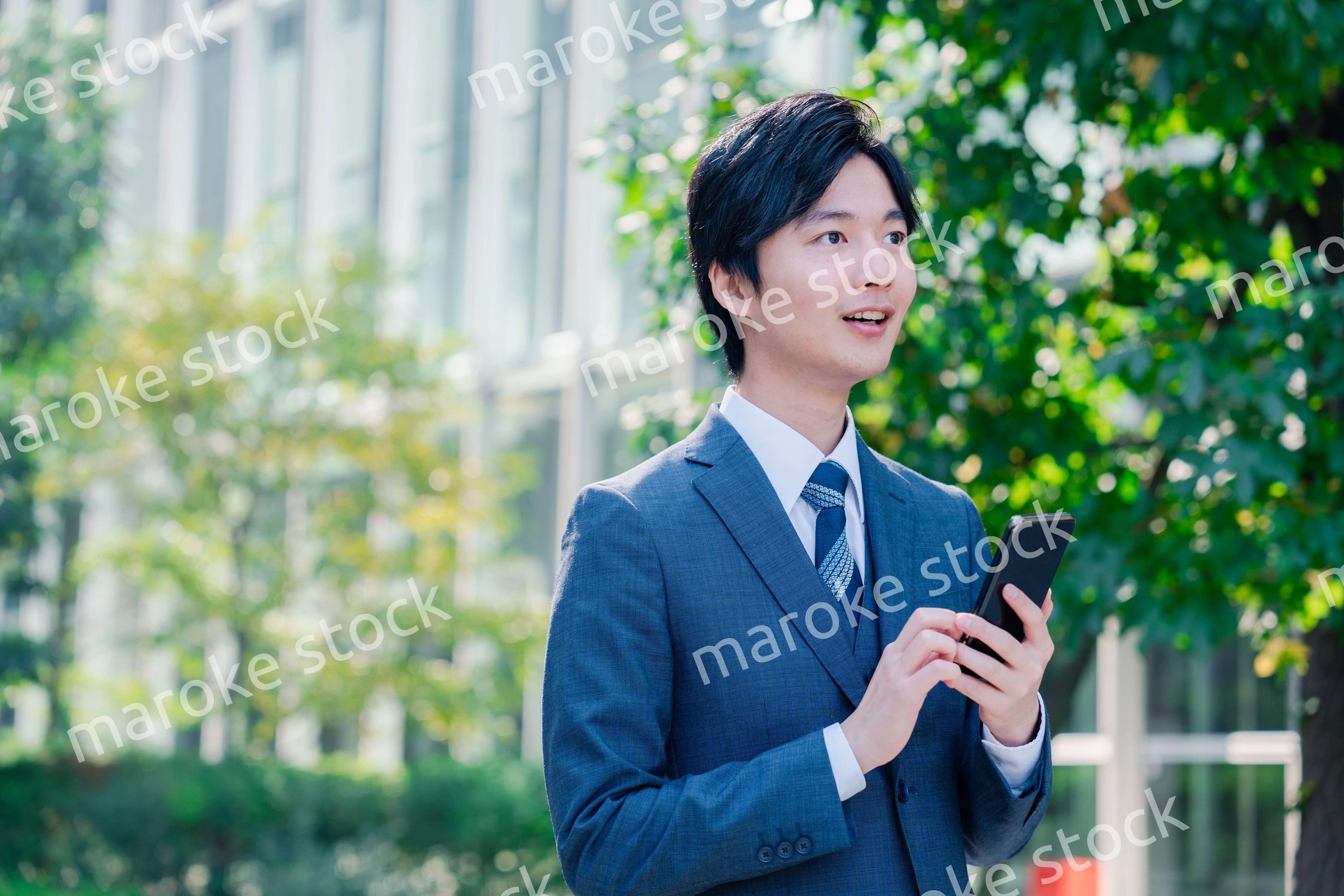 スマホを使う爽やかなビジネスマン