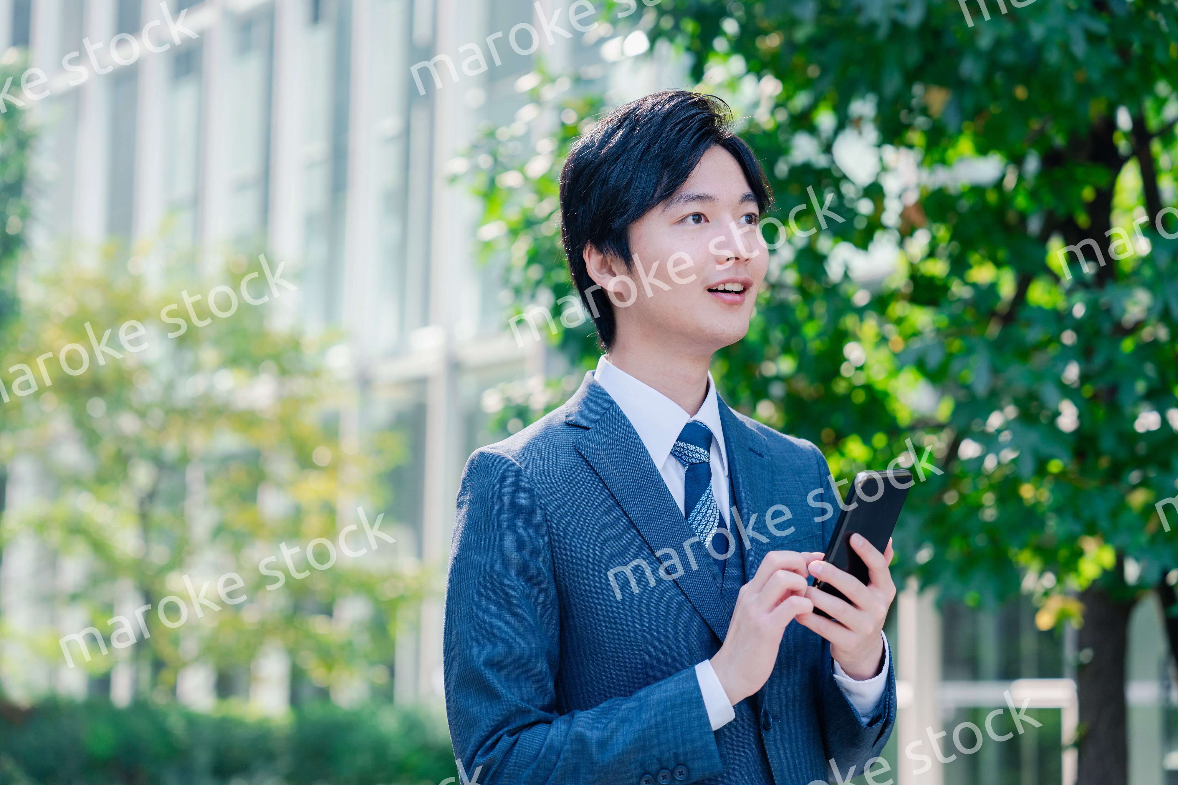 スマホを使う爽やかなビジネスマン