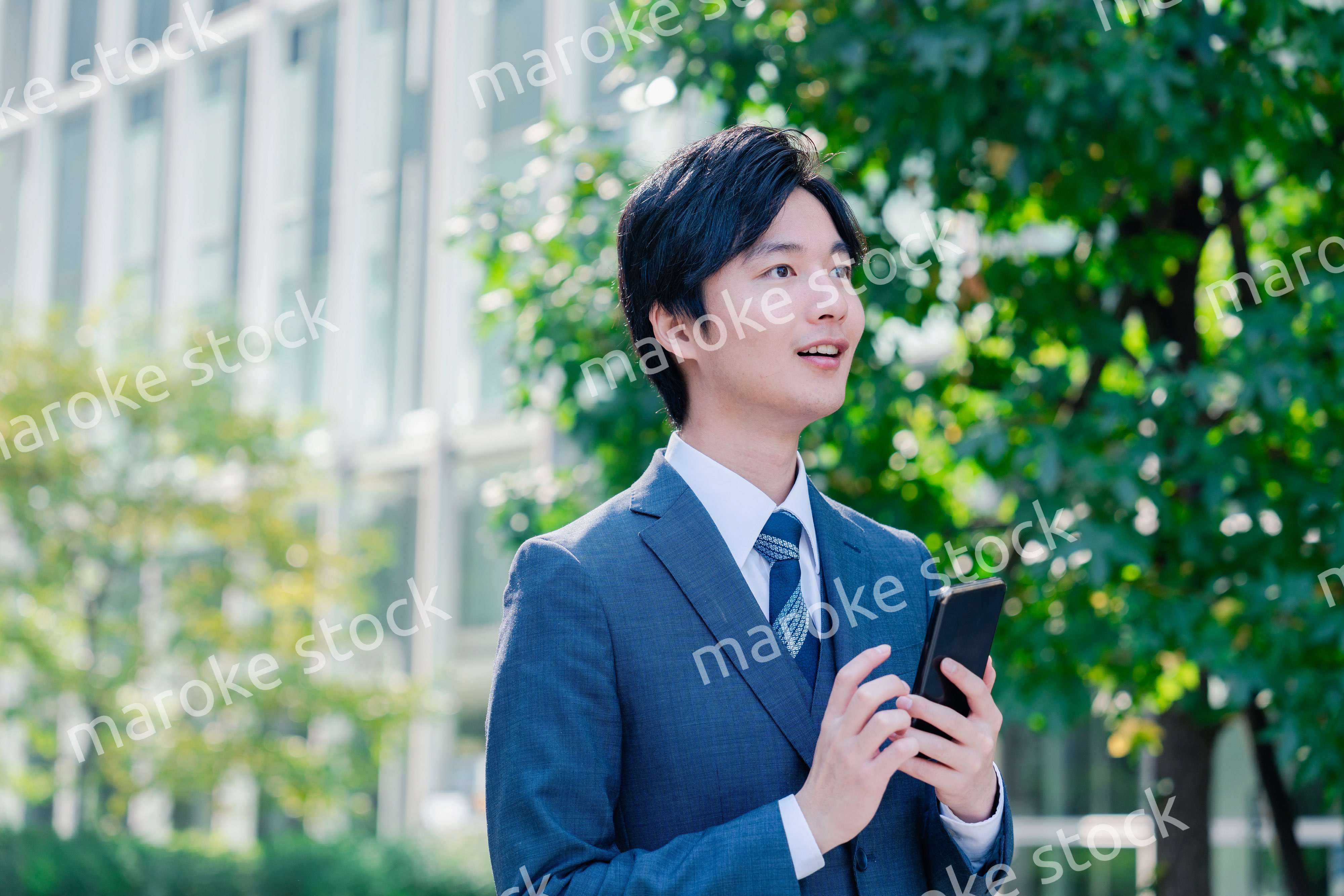 スマホを使う爽やかなビジネスマン