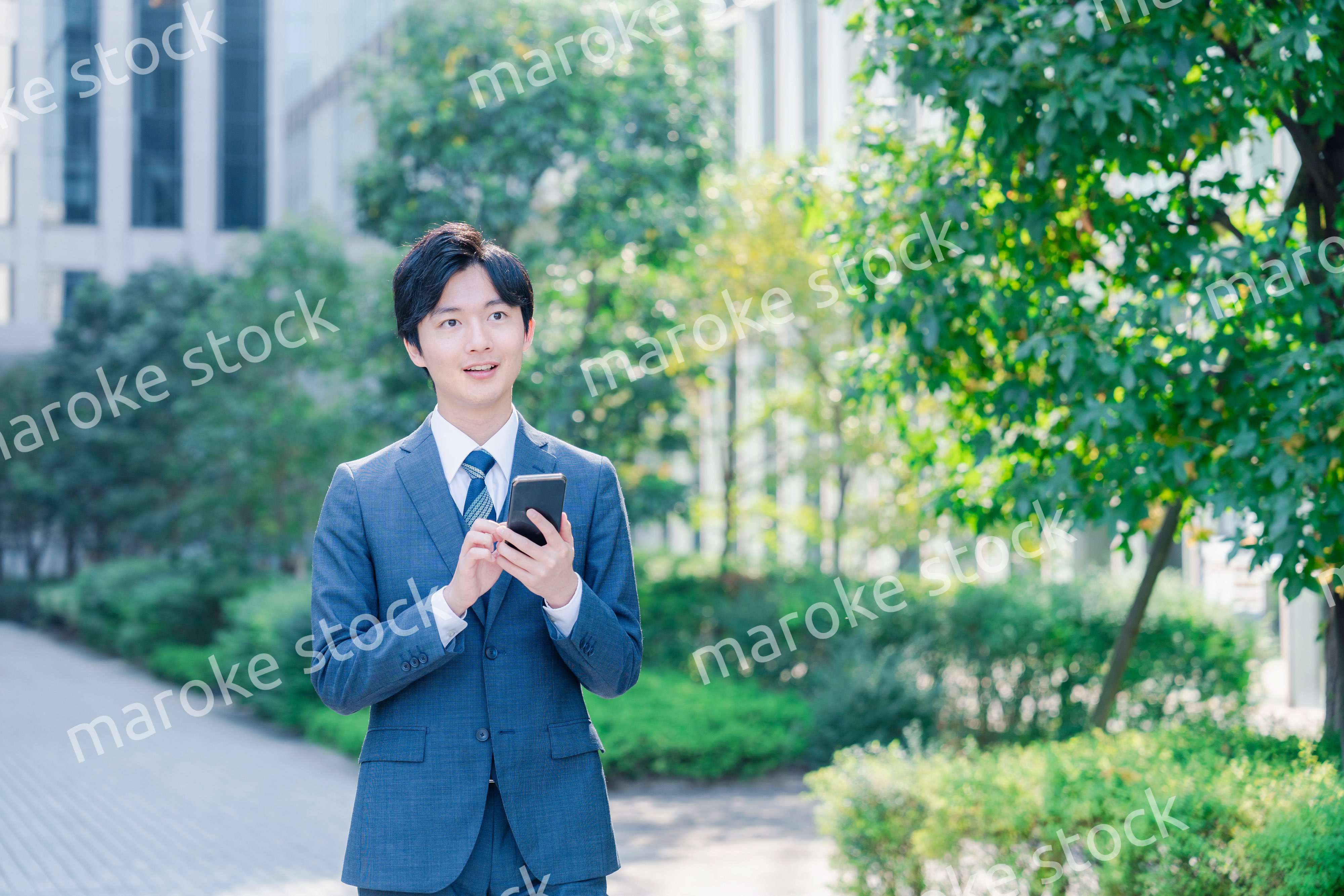 スマホを使う爽やかなビジネスマン