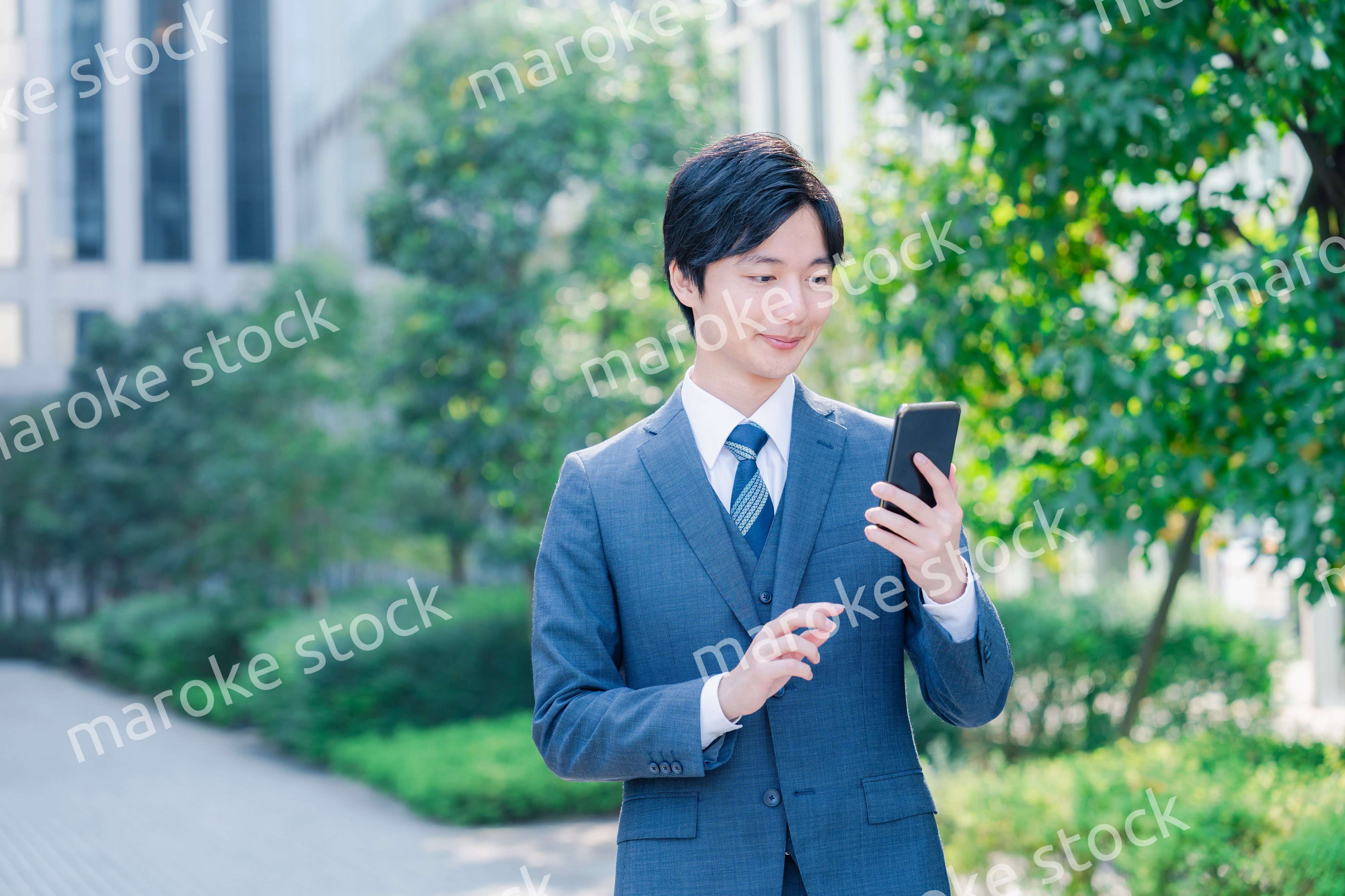 スマホを使う爽やかなビジネスマン