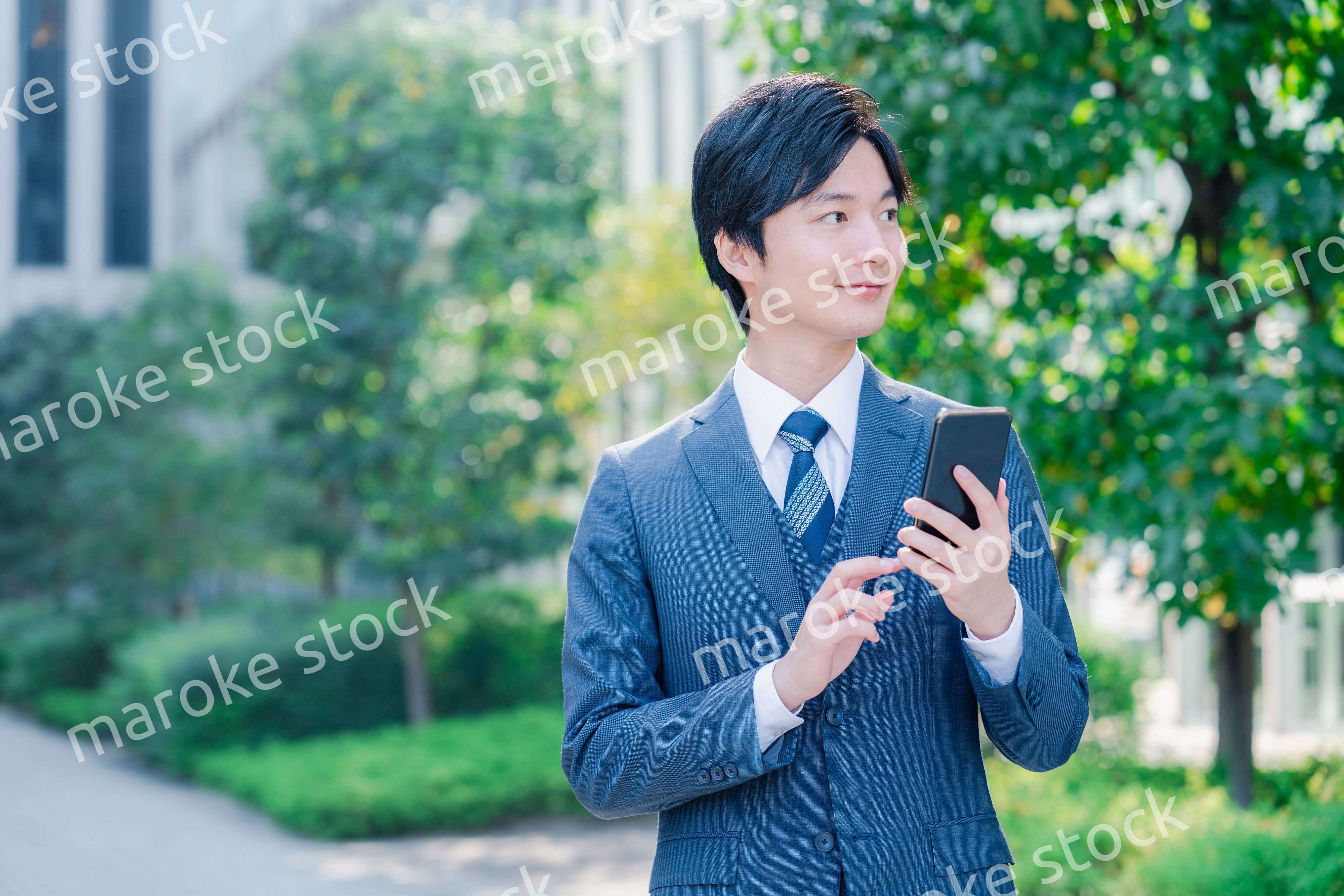 スマホを使う爽やかなビジネスマン