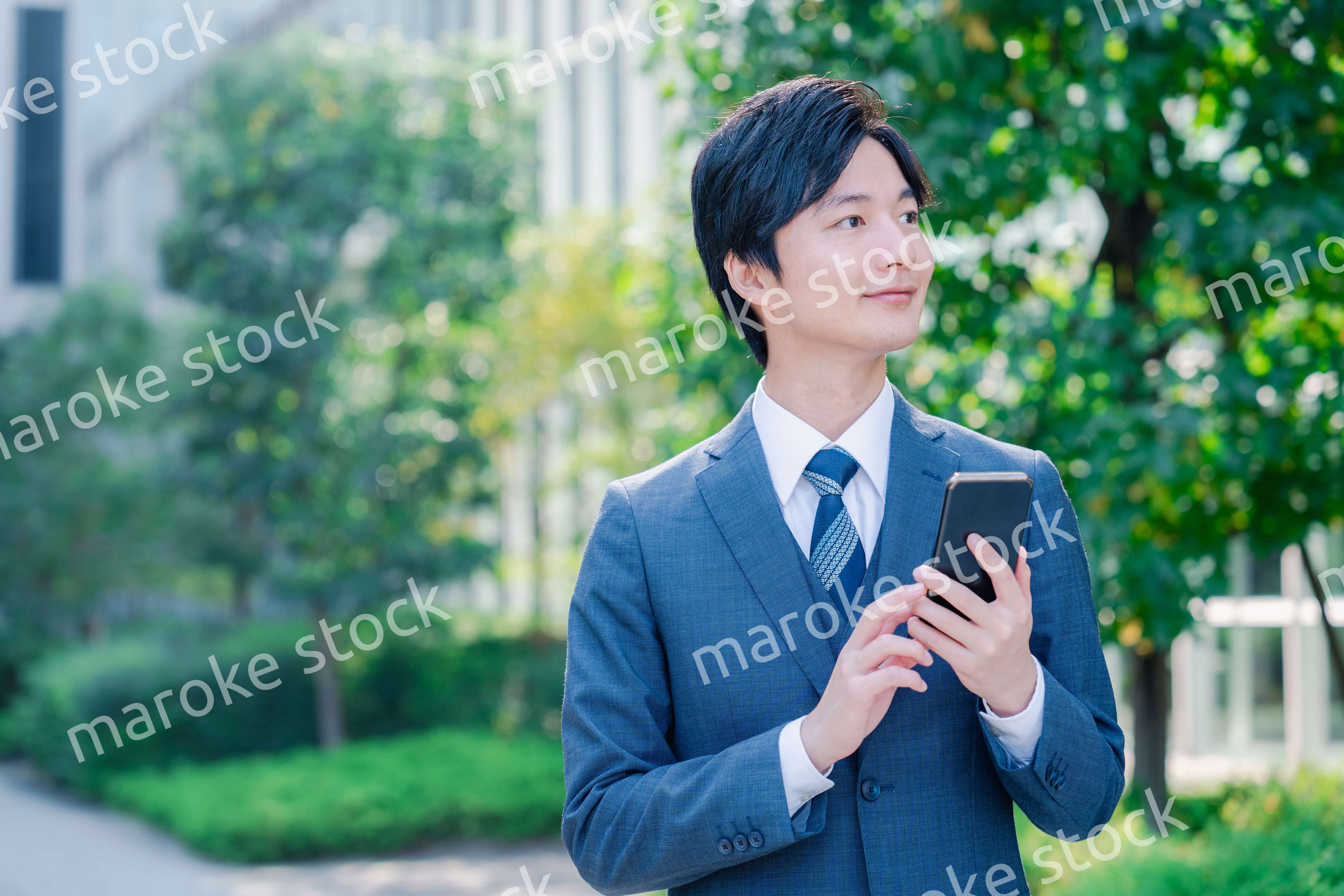 スマホを使う爽やかなビジネスマン