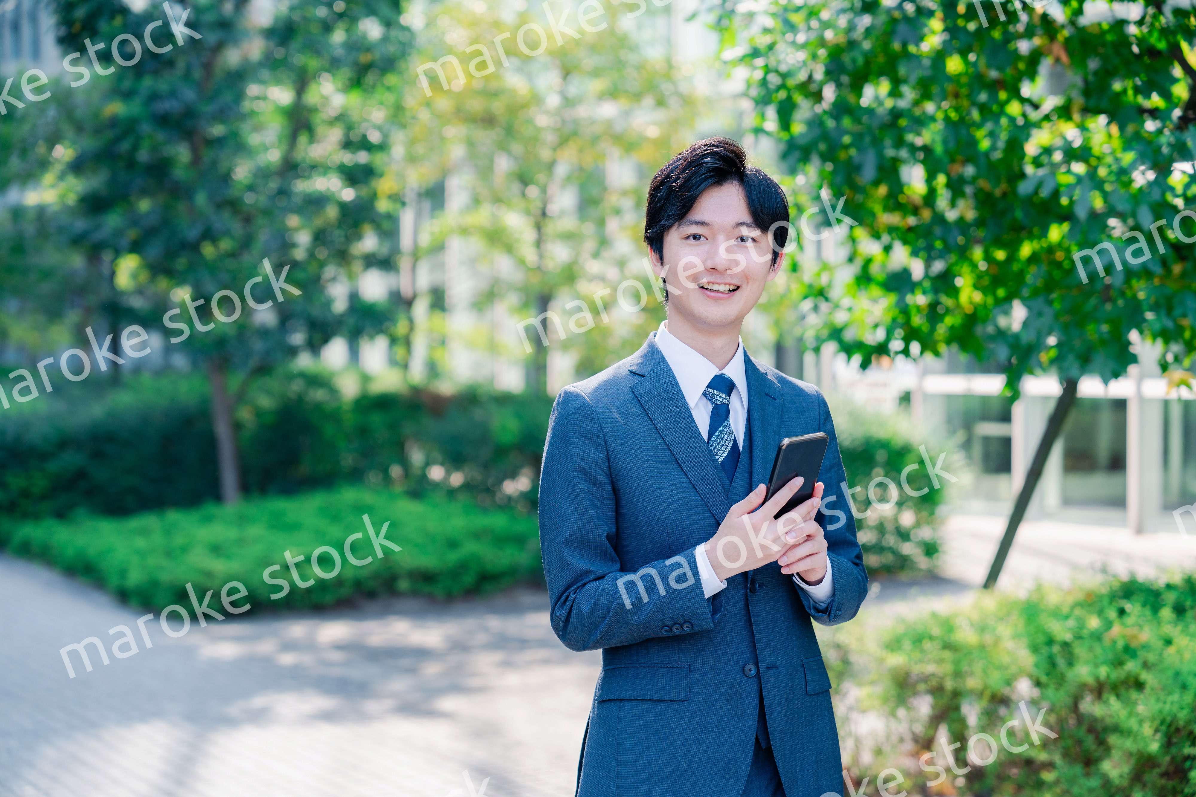 スマホを使う爽やかなビジネスマン