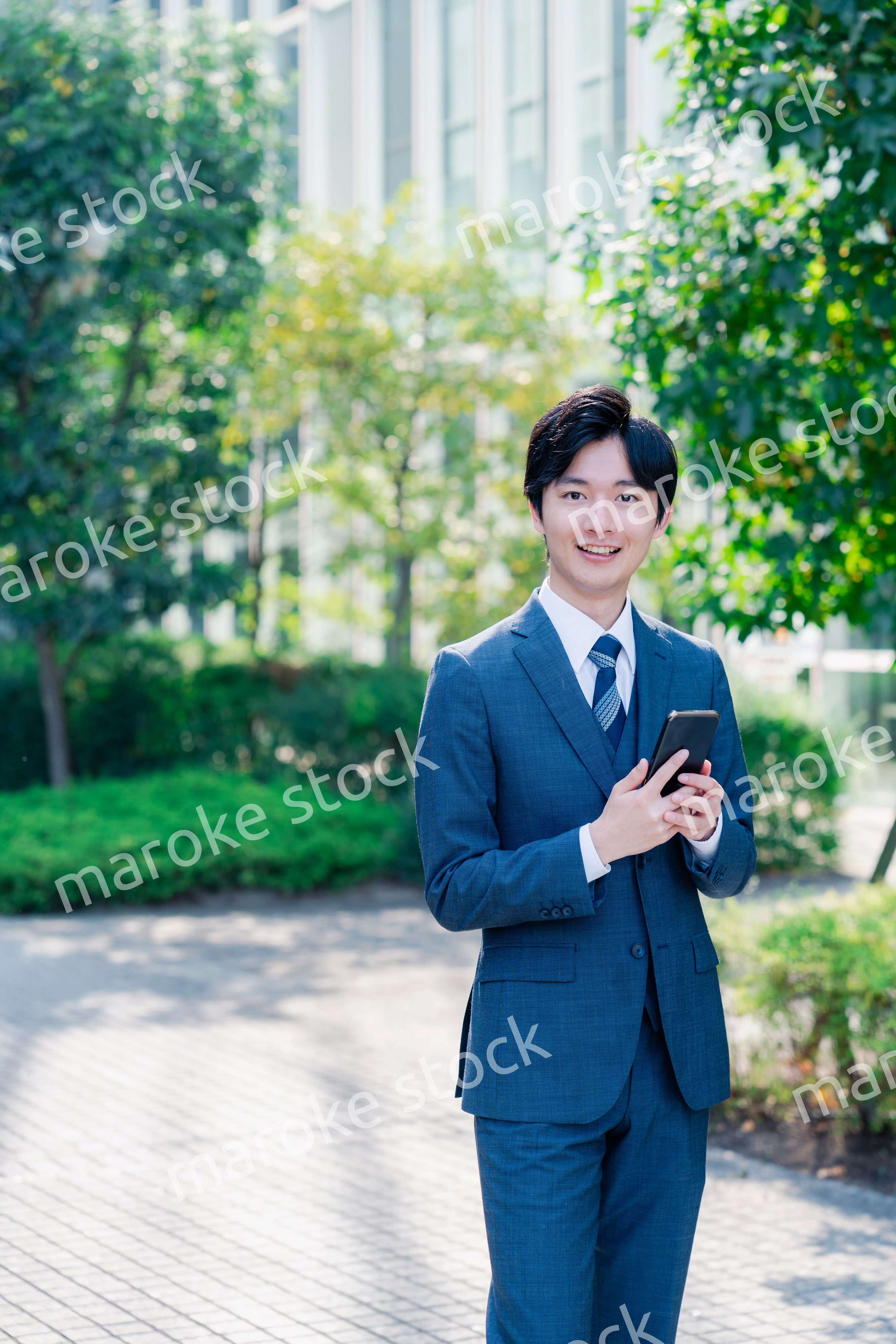 スマホを使う爽やかなビジネスマン