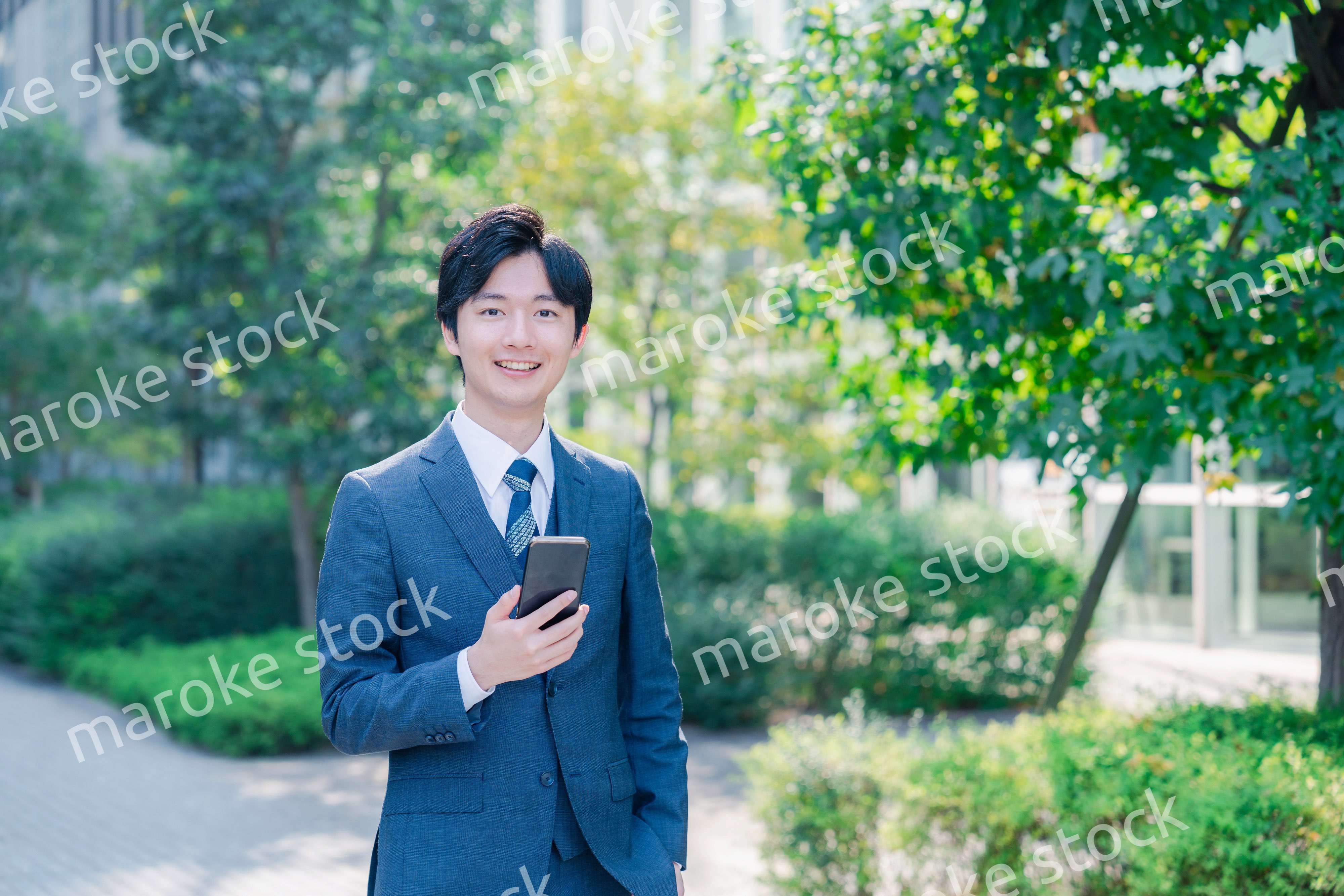 スマホを使う爽やかなビジネスマン