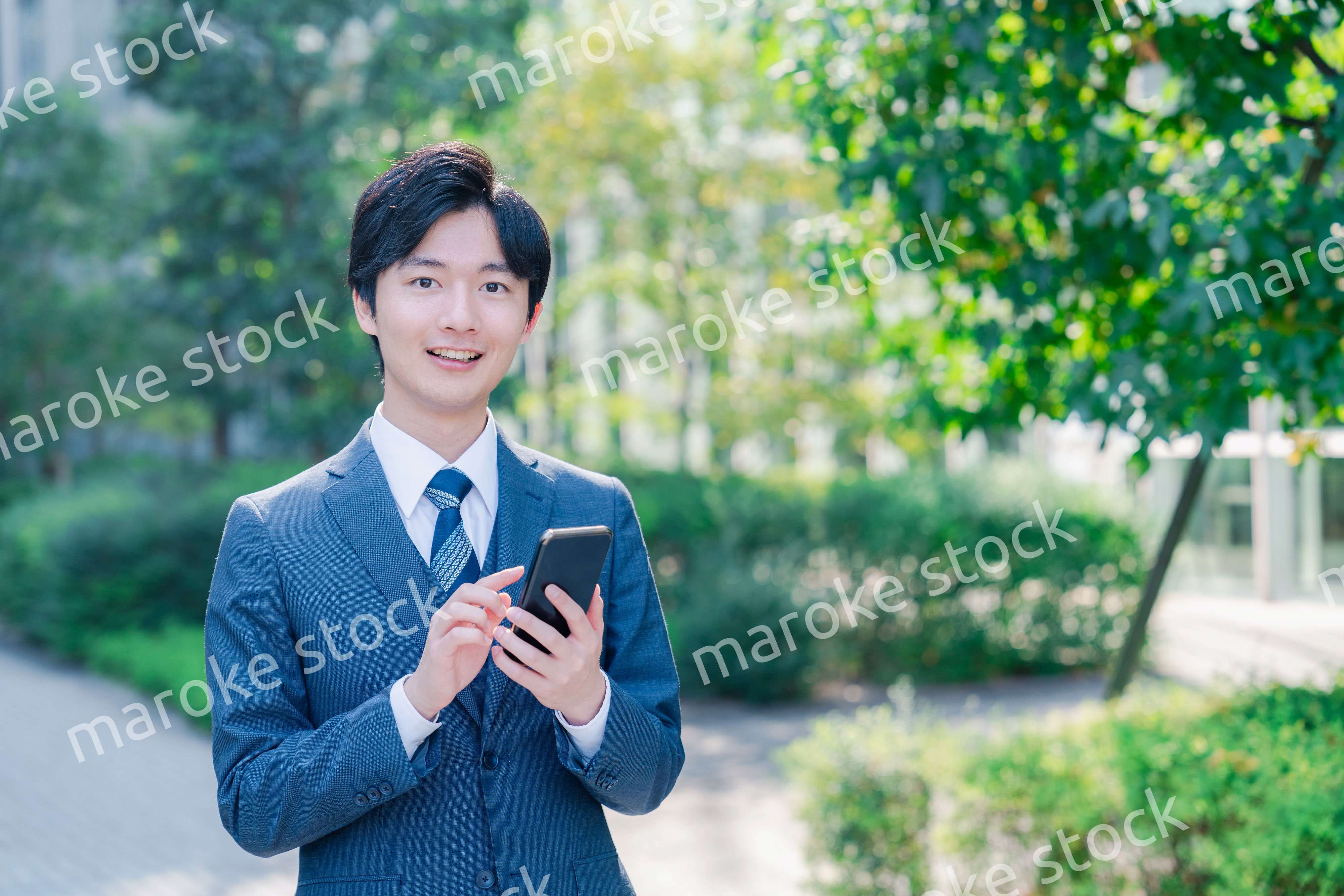 スマホを使う爽やかなビジネスマン