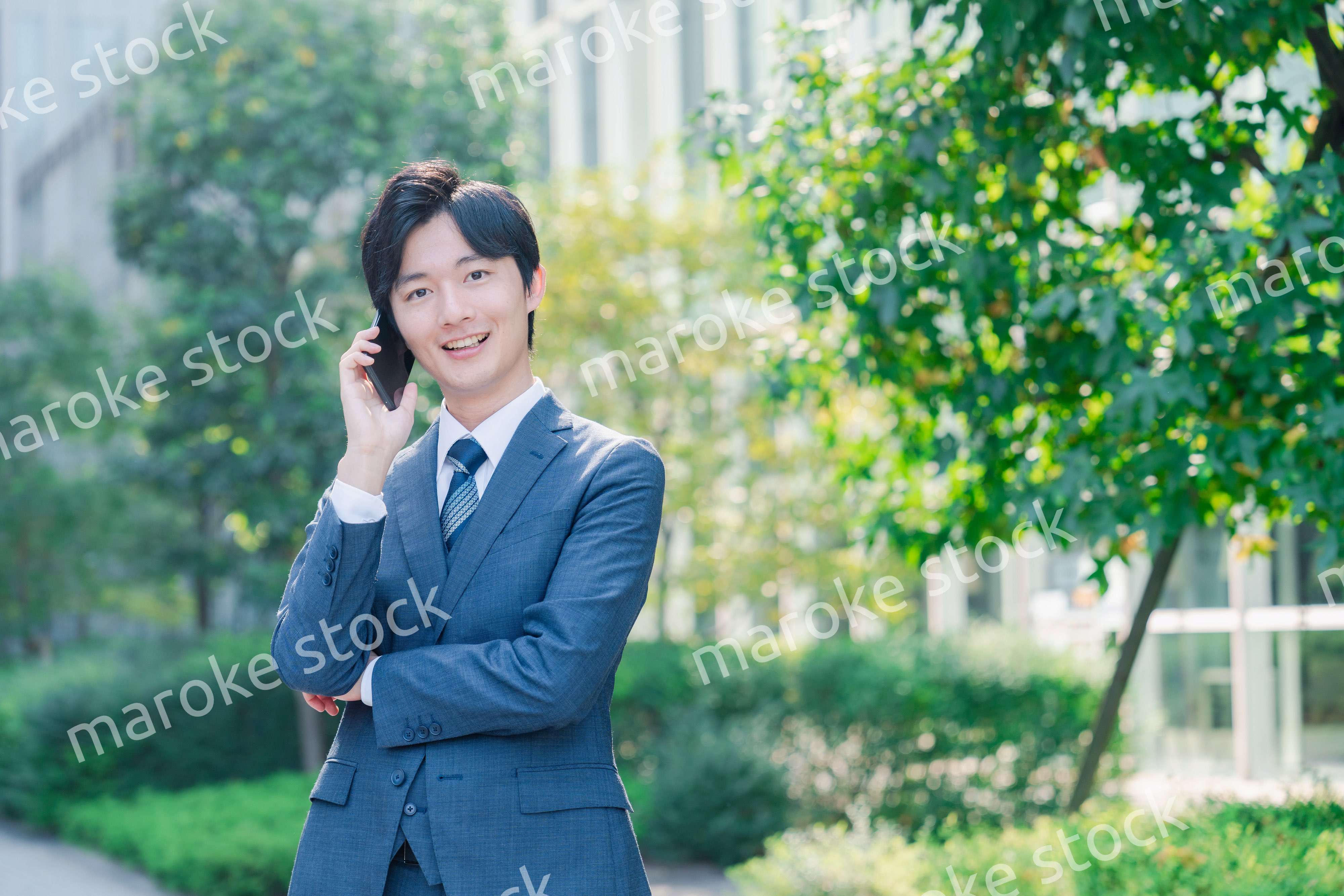 スマホで通話をする若いビジネスマン