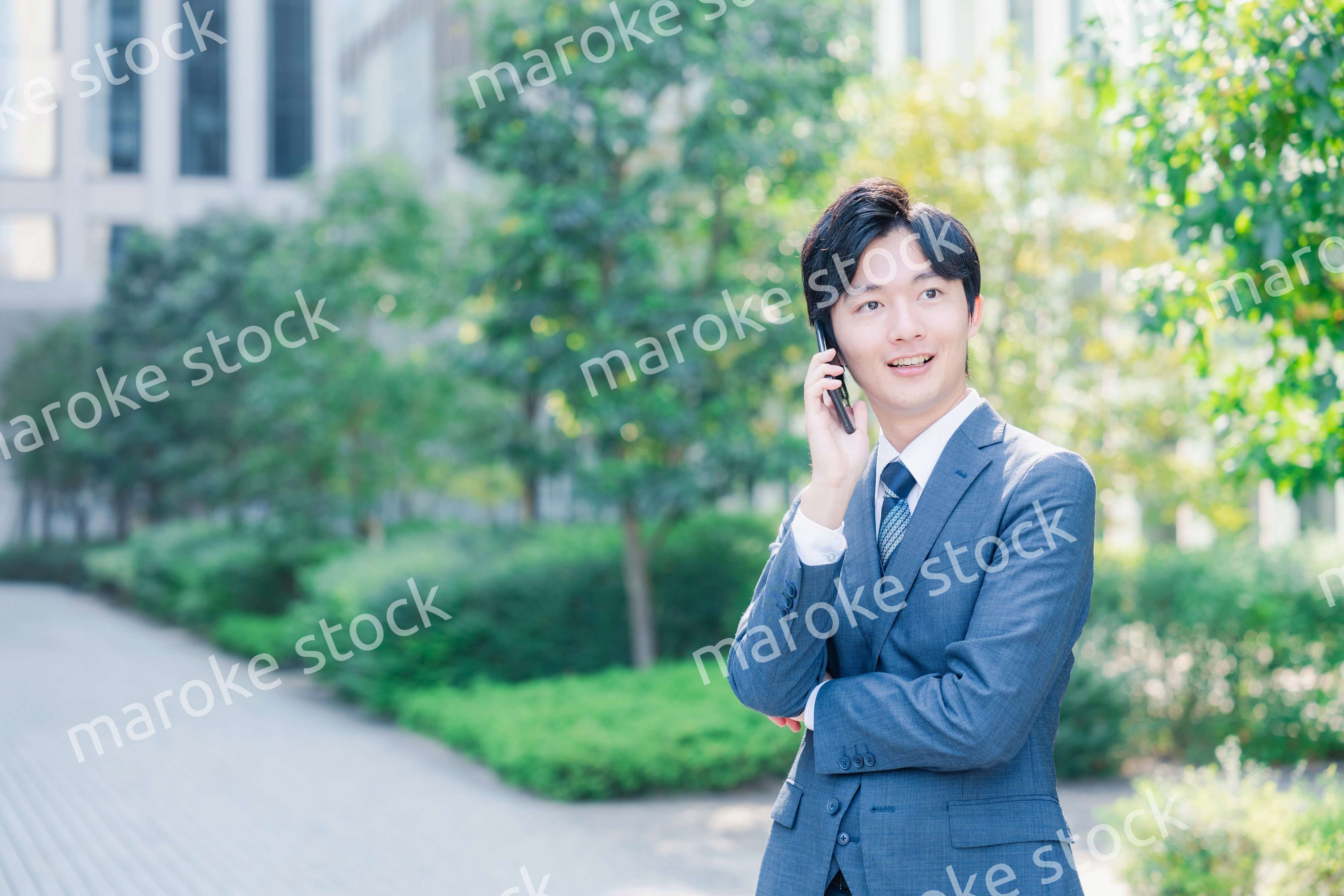 スマホで通話をする若いビジネスマン