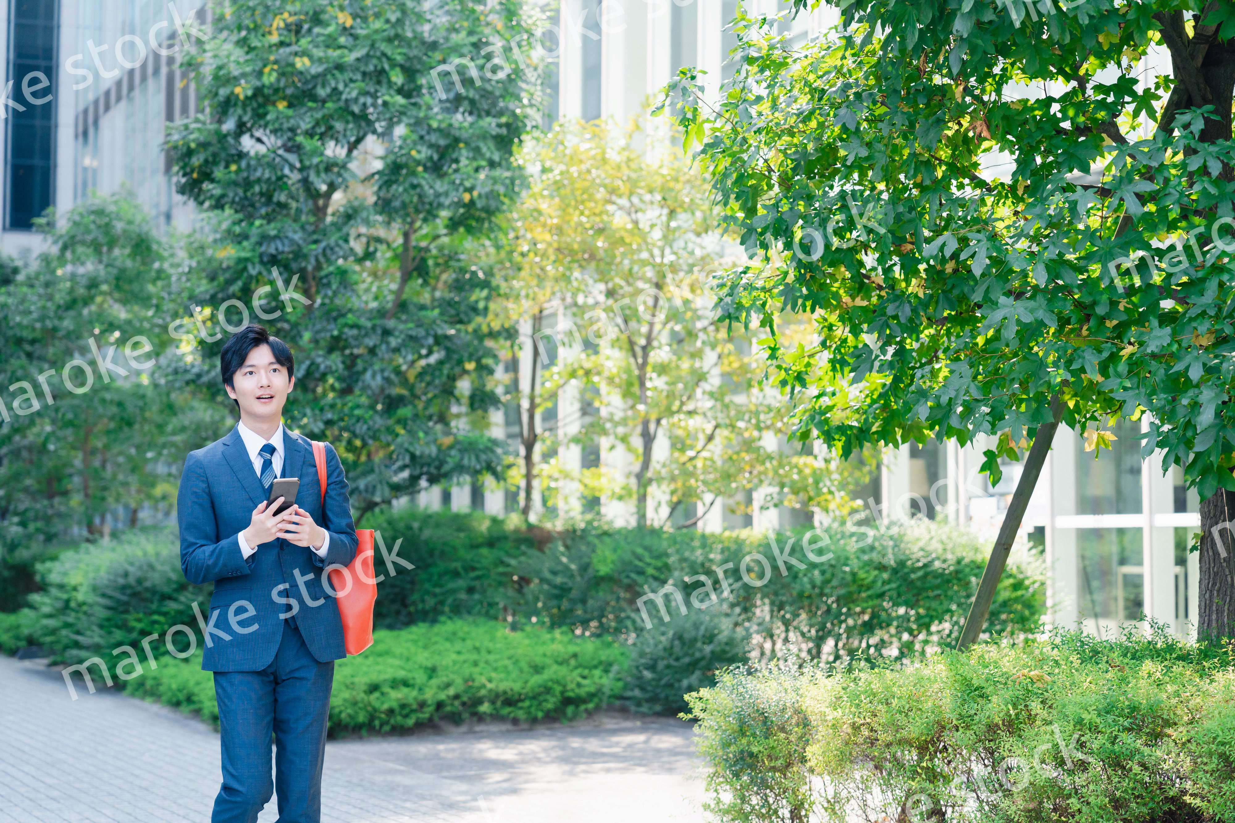 スーツで通勤するビジネスマン