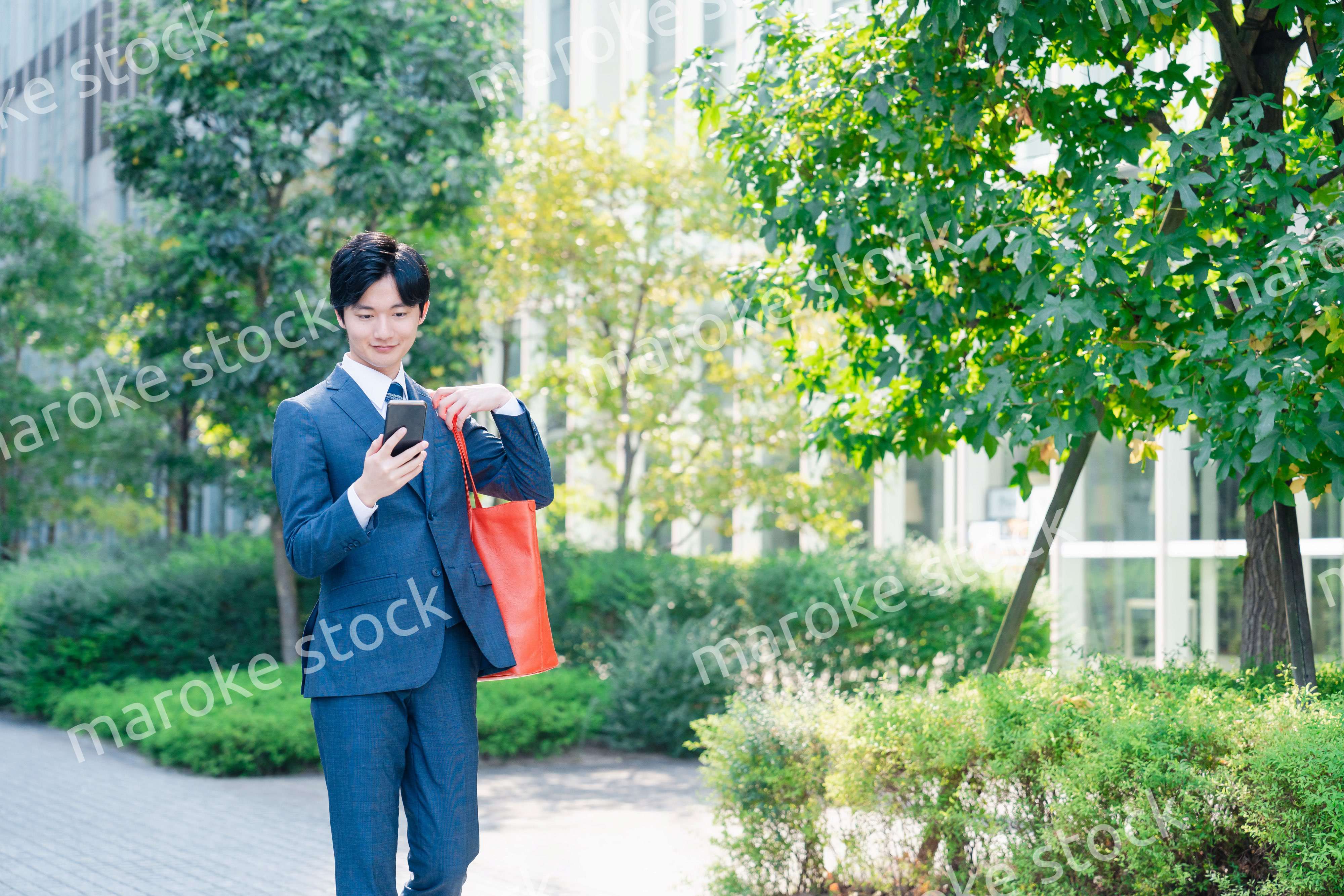 スーツで通勤するビジネスマン