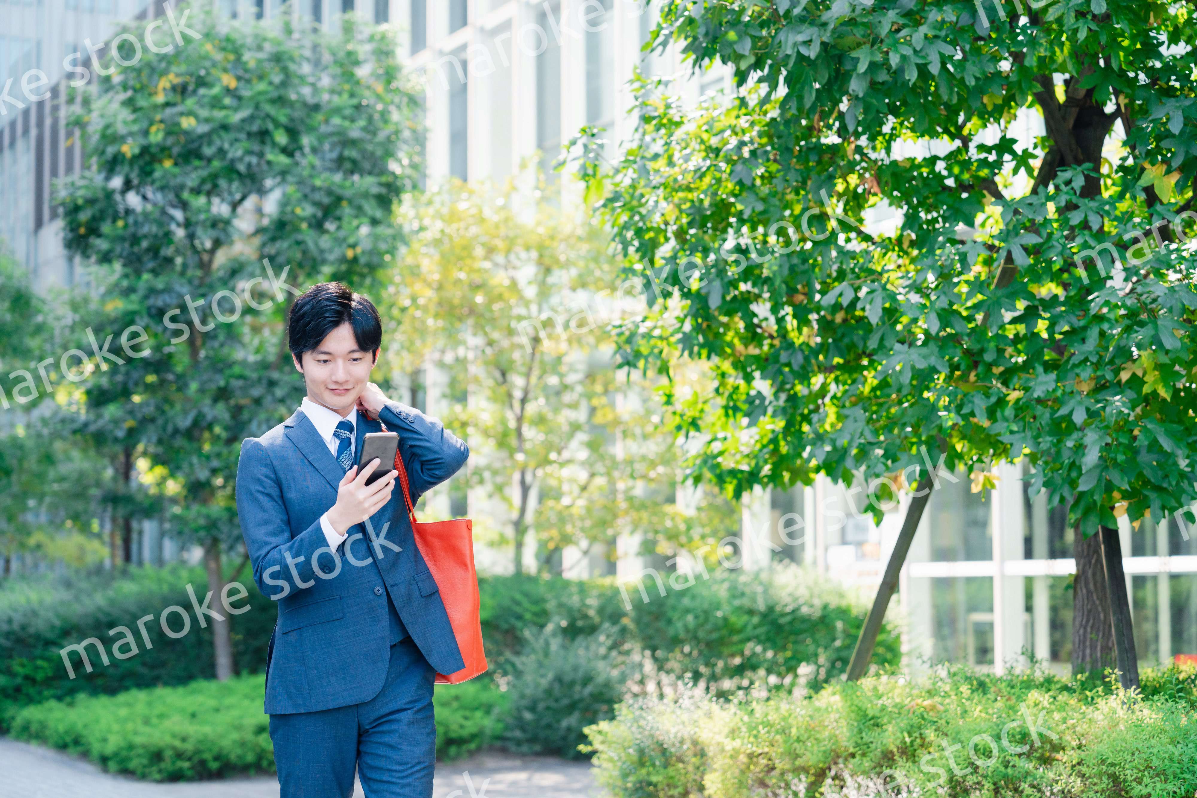 スーツで通勤するビジネスマン