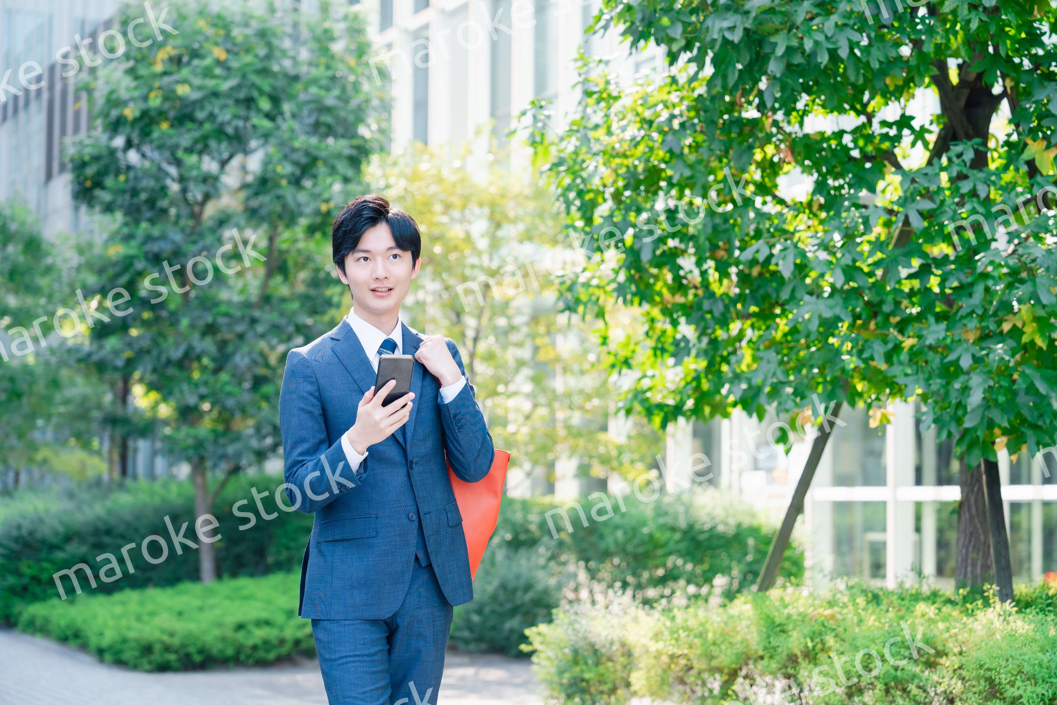 スーツで通勤するビジネスマン