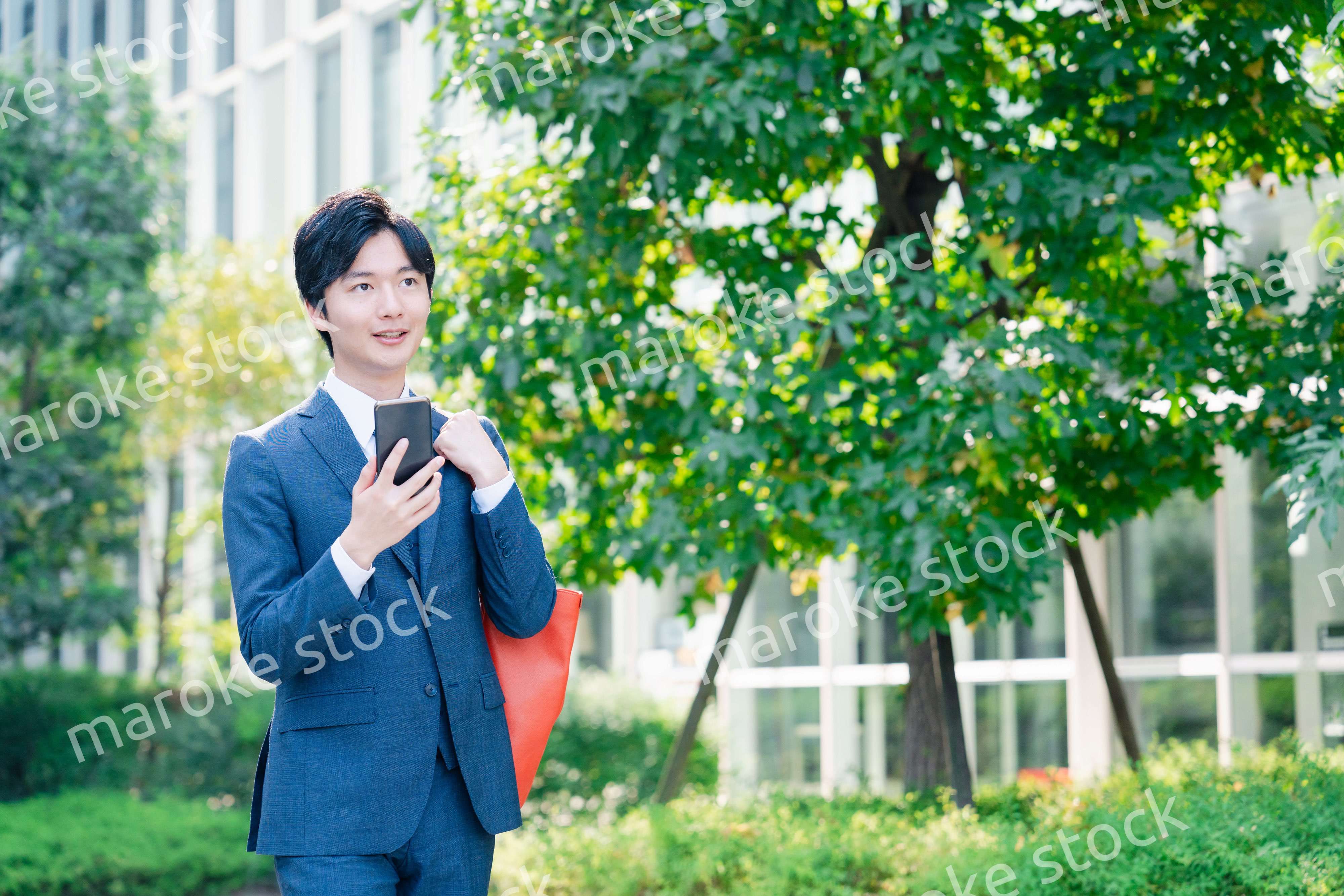 スーツで通勤するビジネスマン