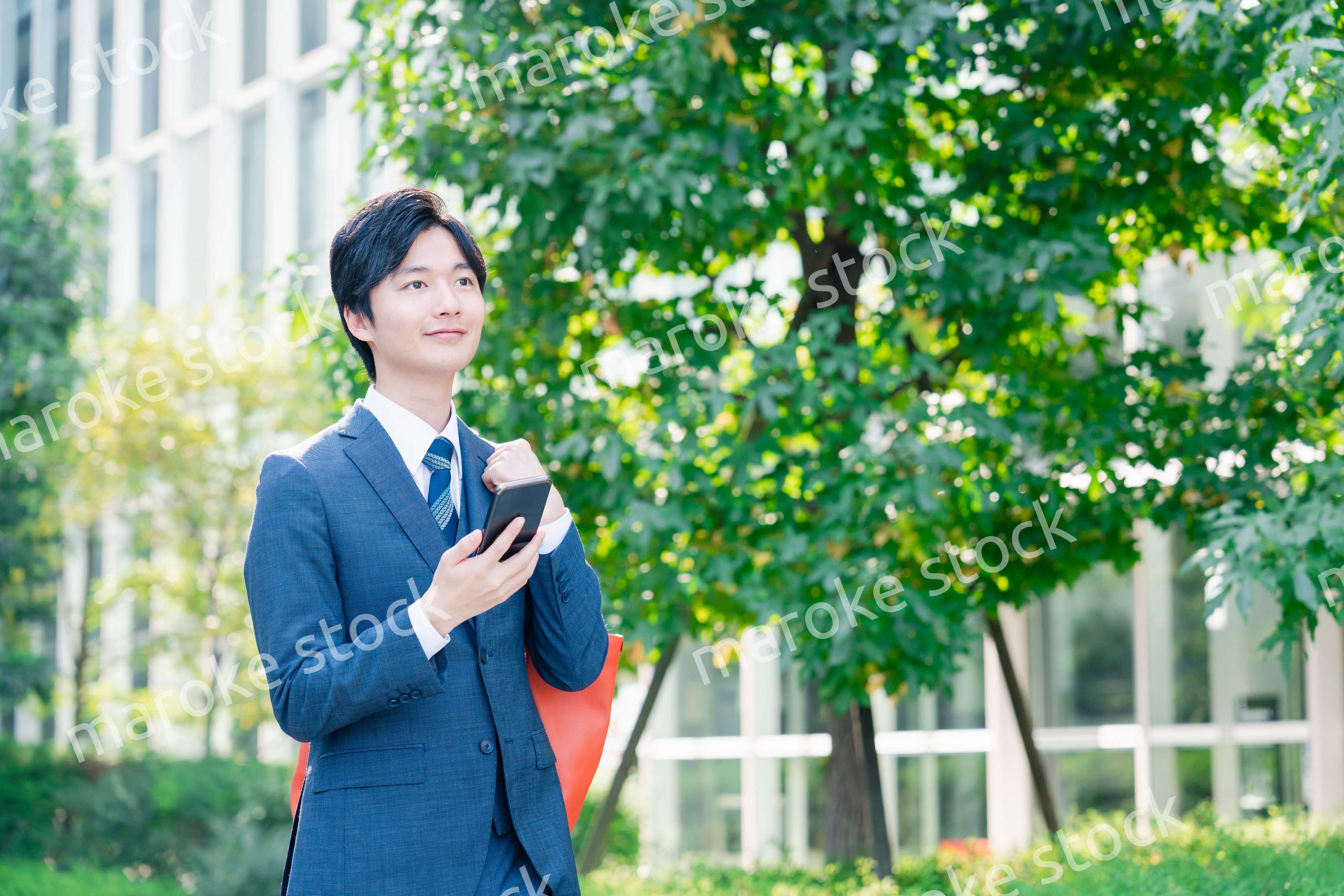 スーツで通勤するビジネスマン