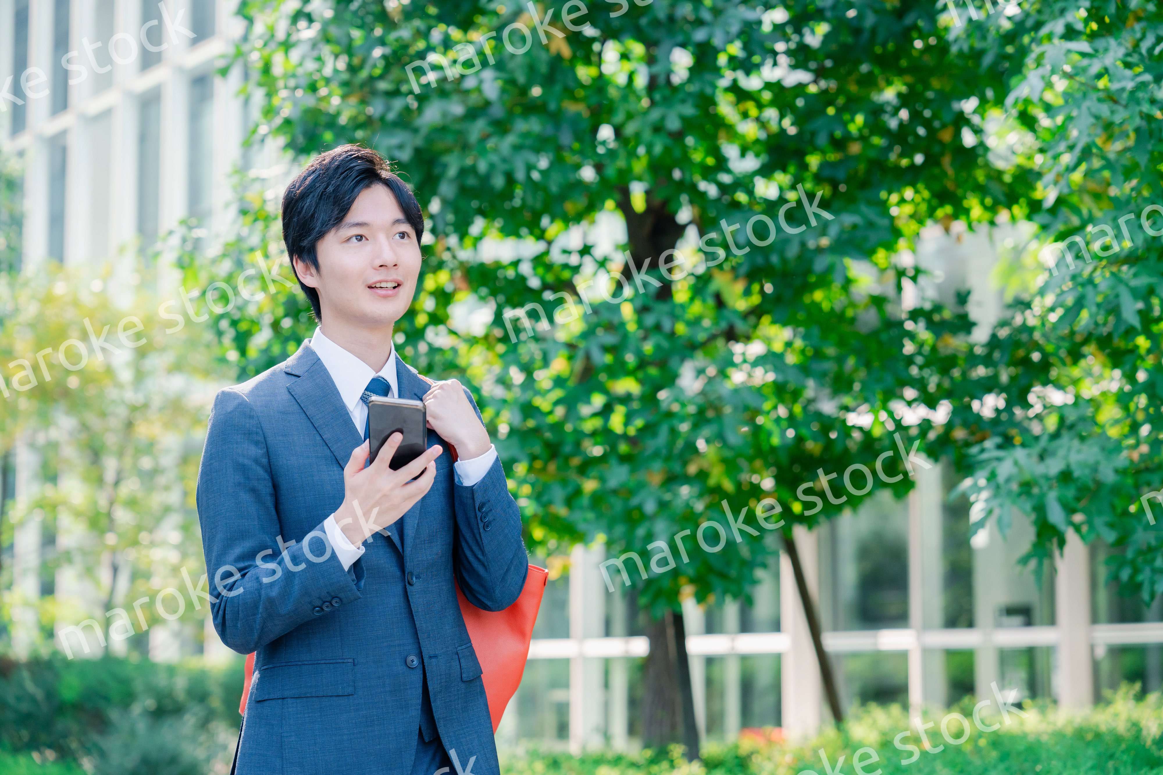 スマホで通話をする若いビジネスマン