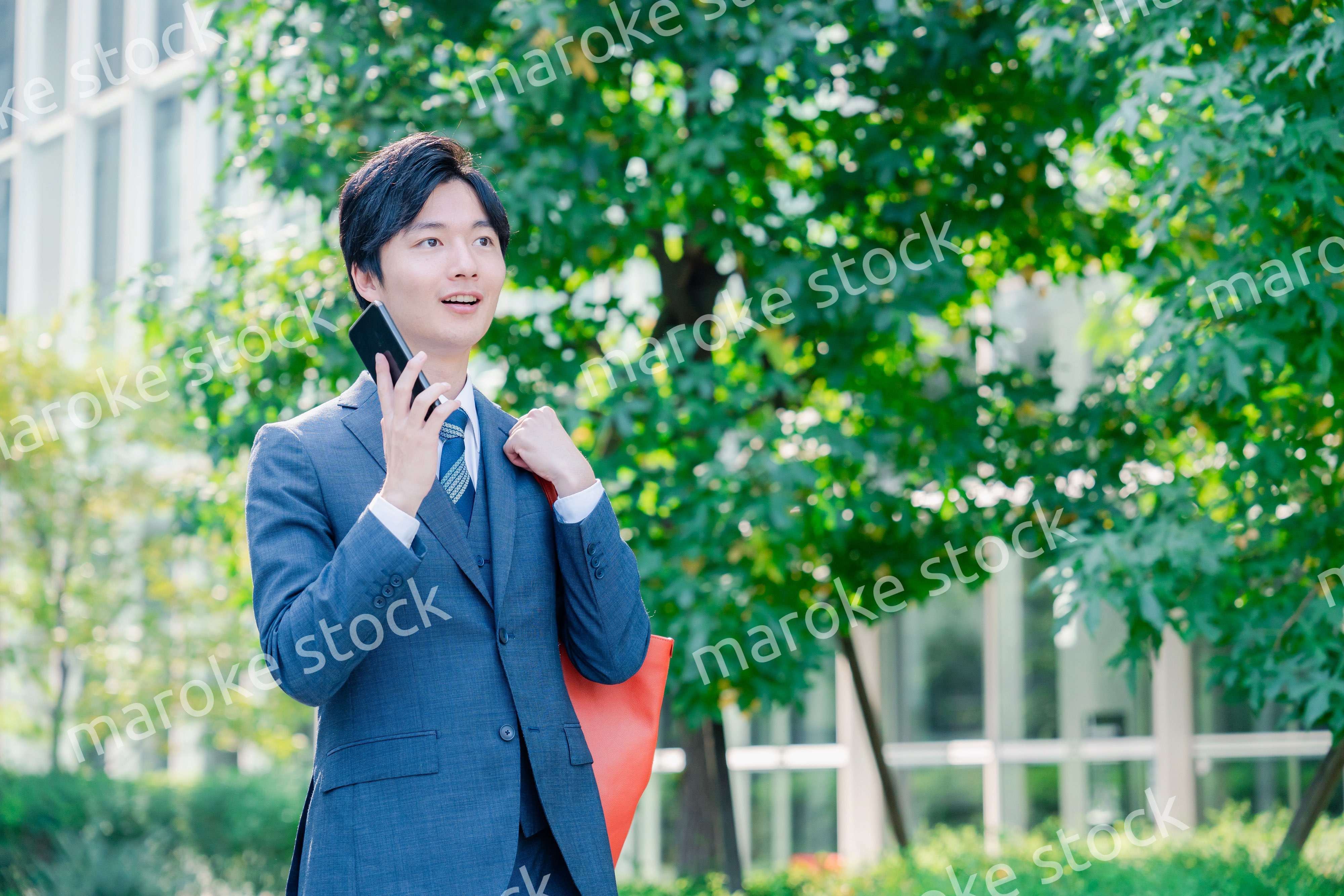 スマホで通話をする若いビジネスマン