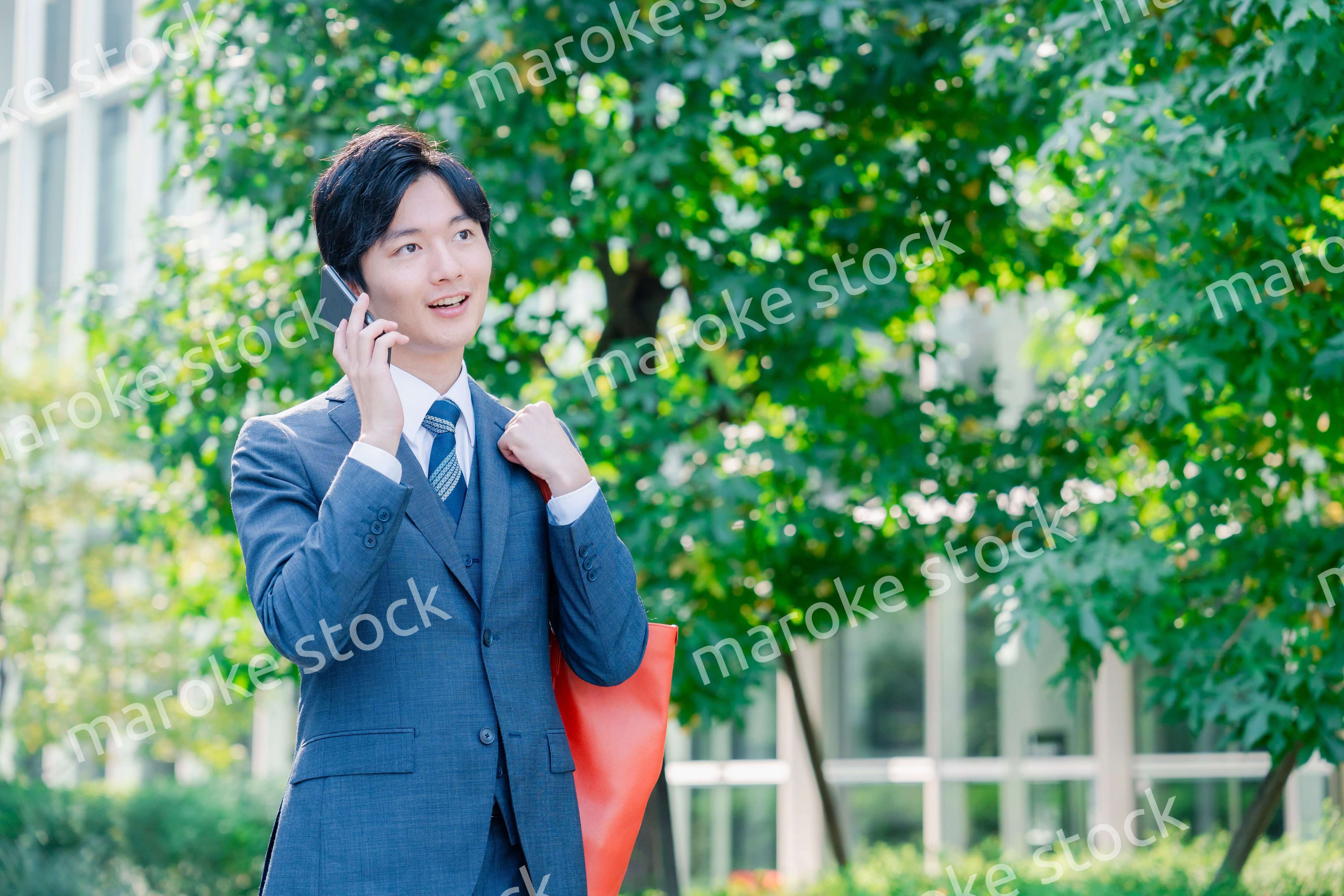 スマホで通話をする若いビジネスマン