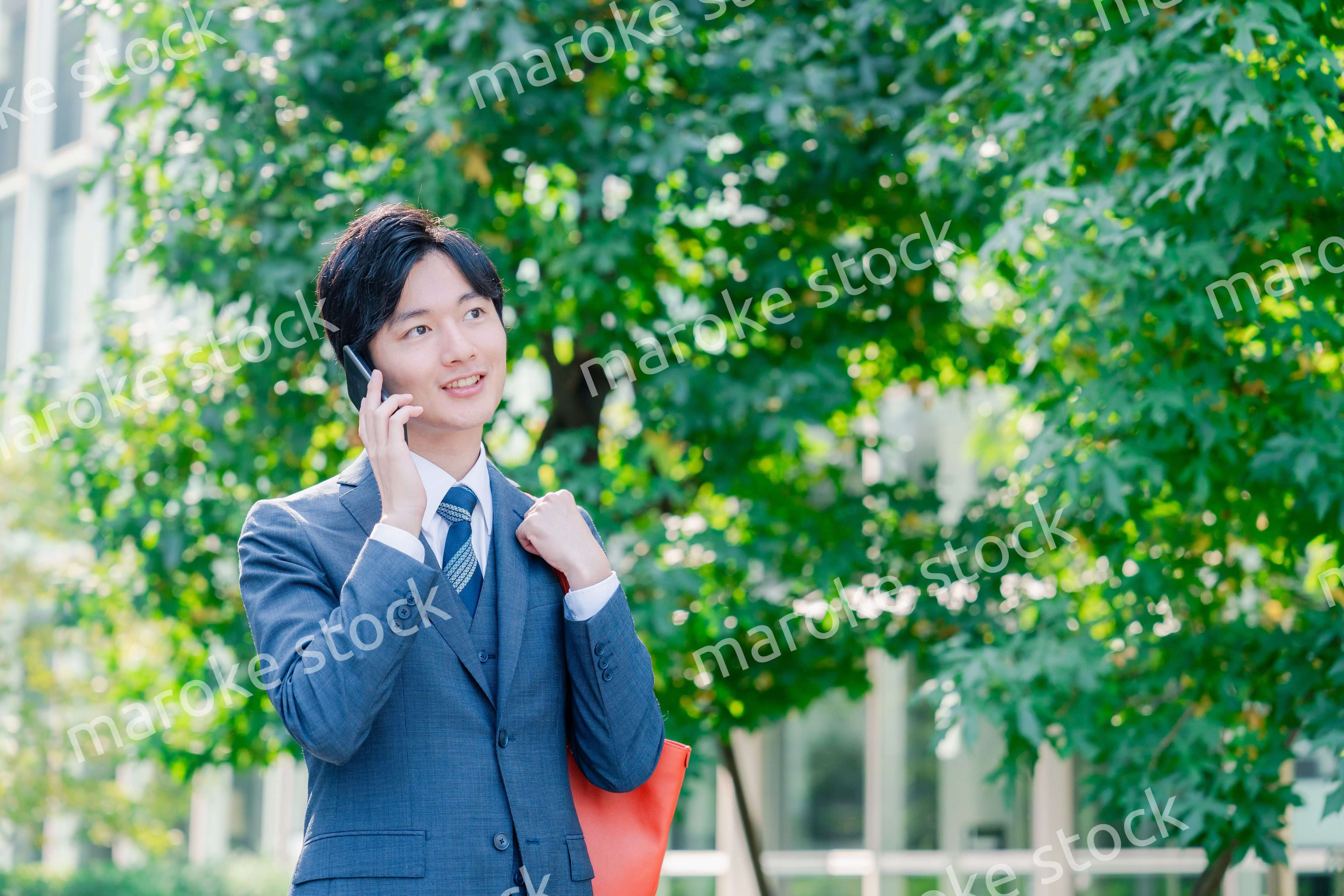 スマホで通話をする若いビジネスマン
