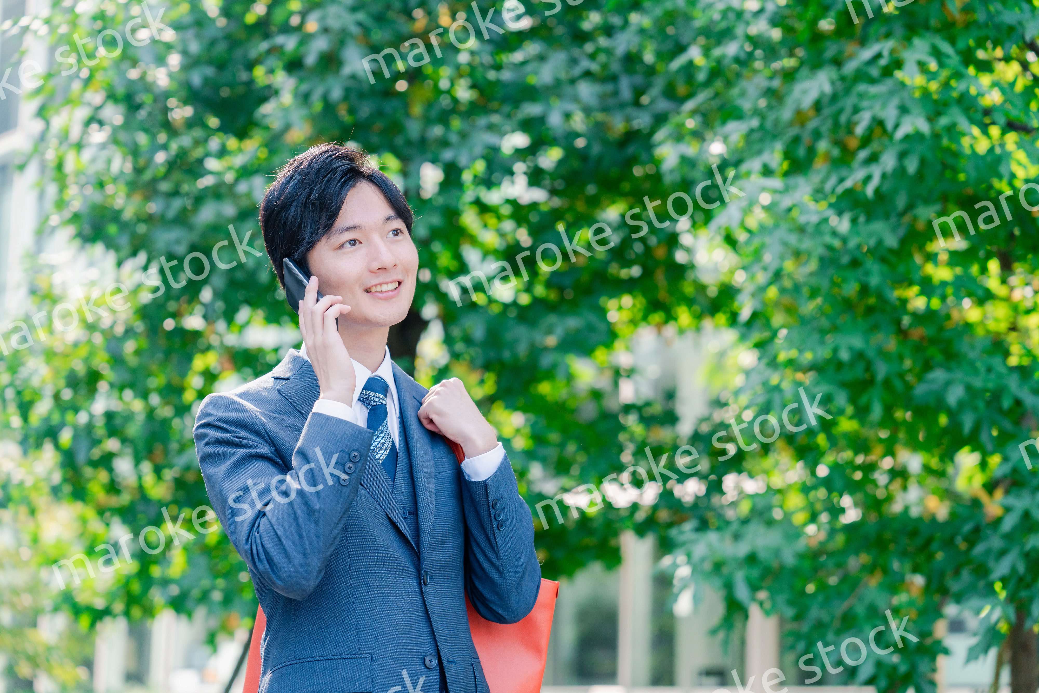 スマホで通話をする若いビジネスマン