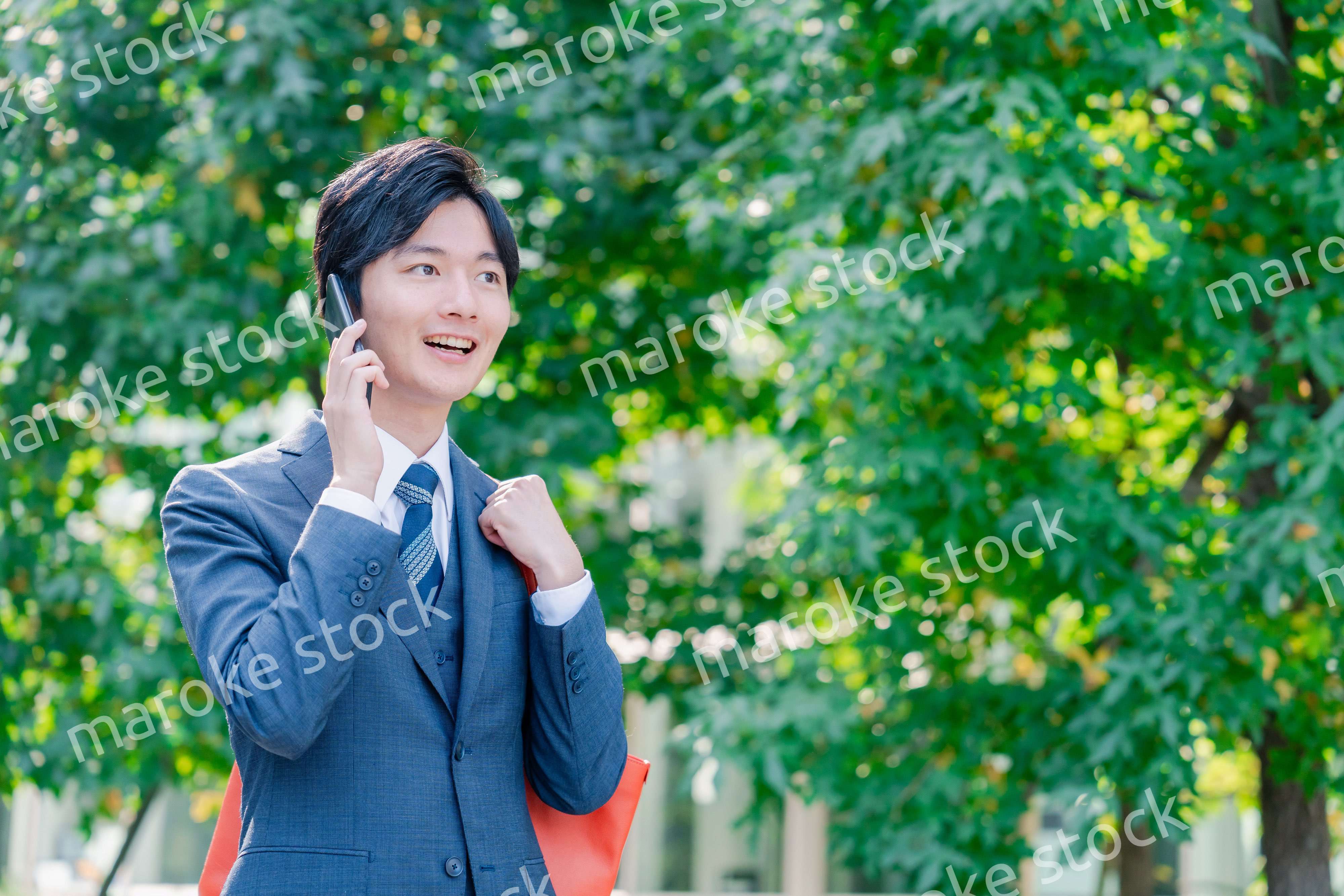 スマホで通話をする若いビジネスマン