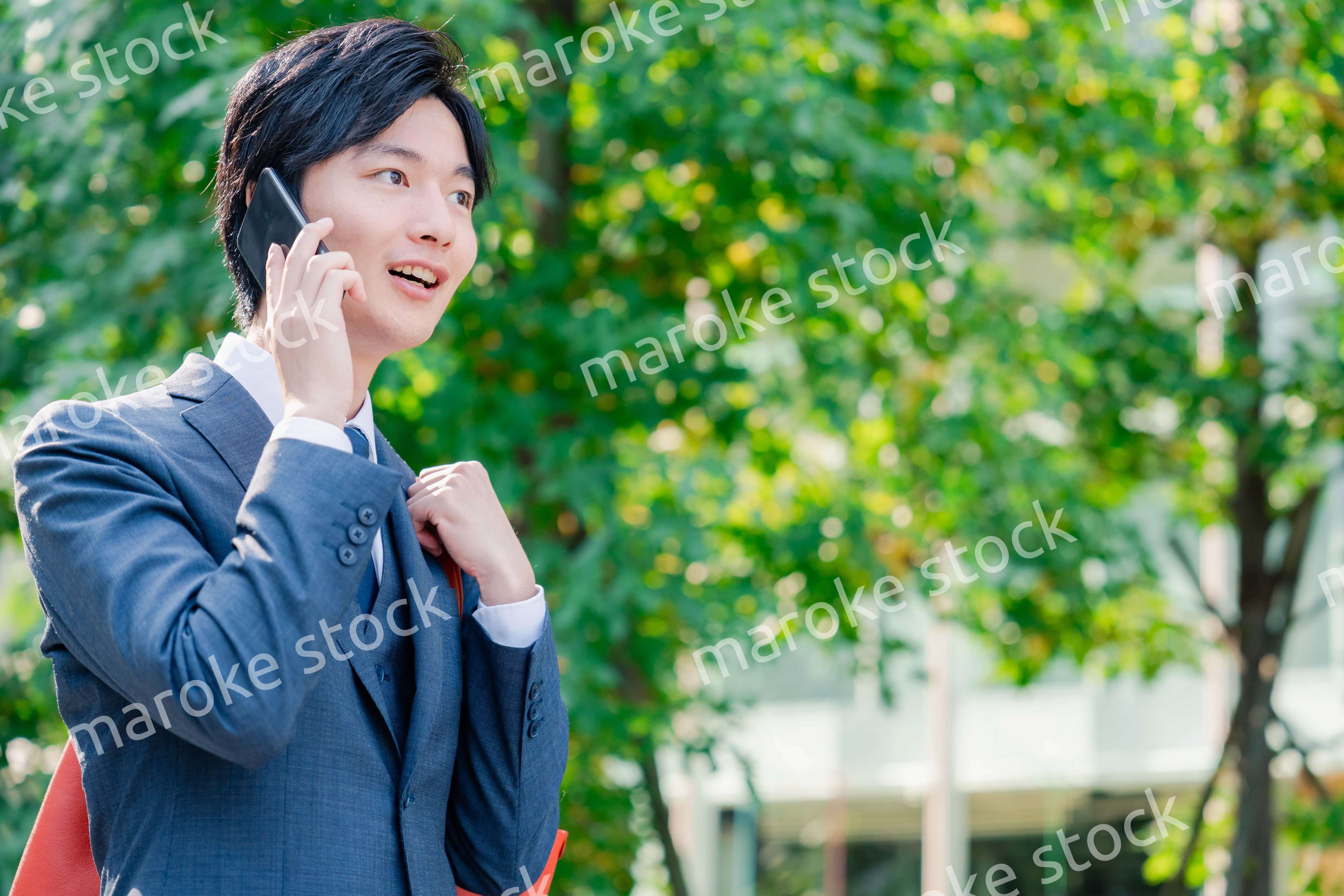 スマホで通話をする若いビジネスマン