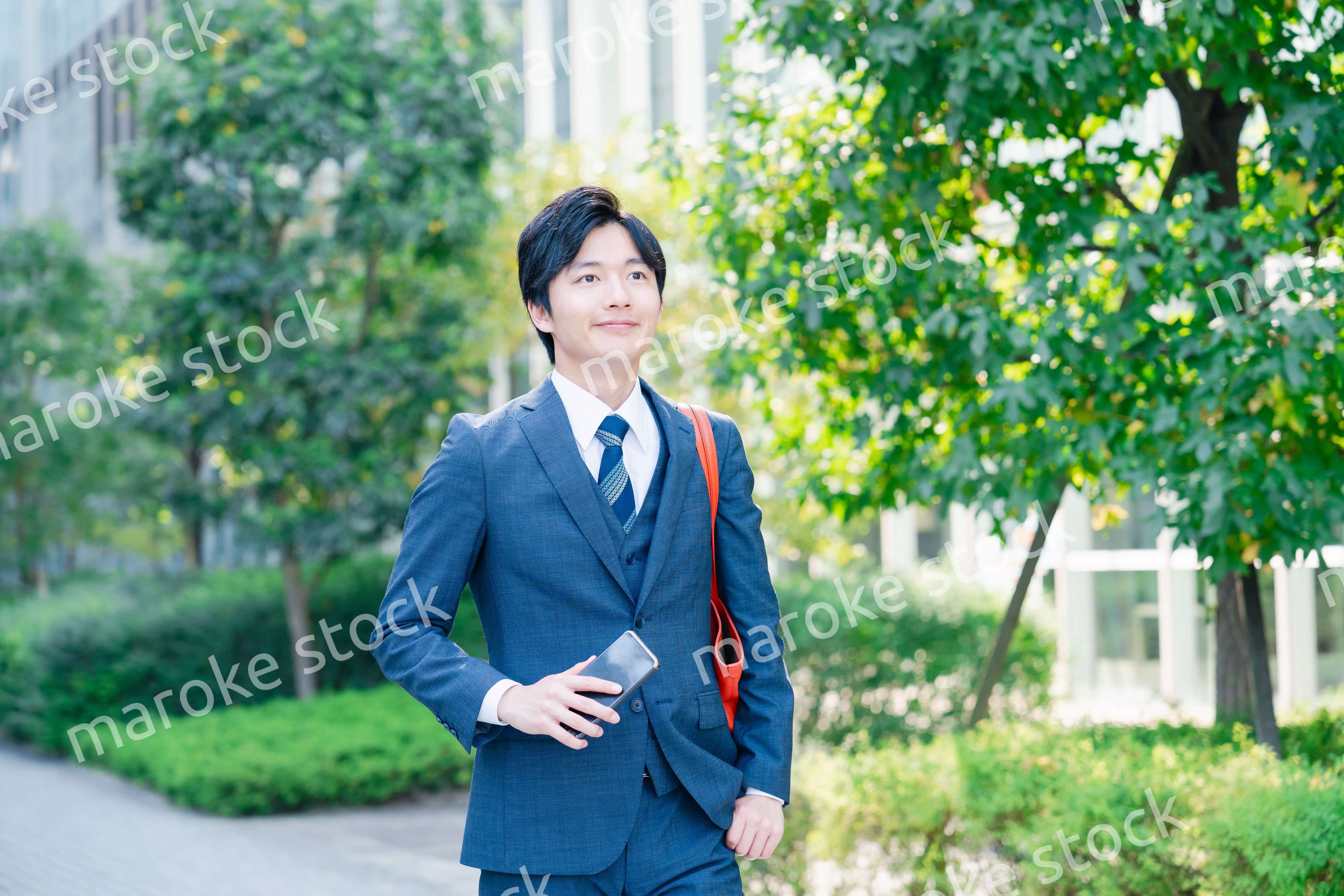 スーツで通勤するビジネスマン