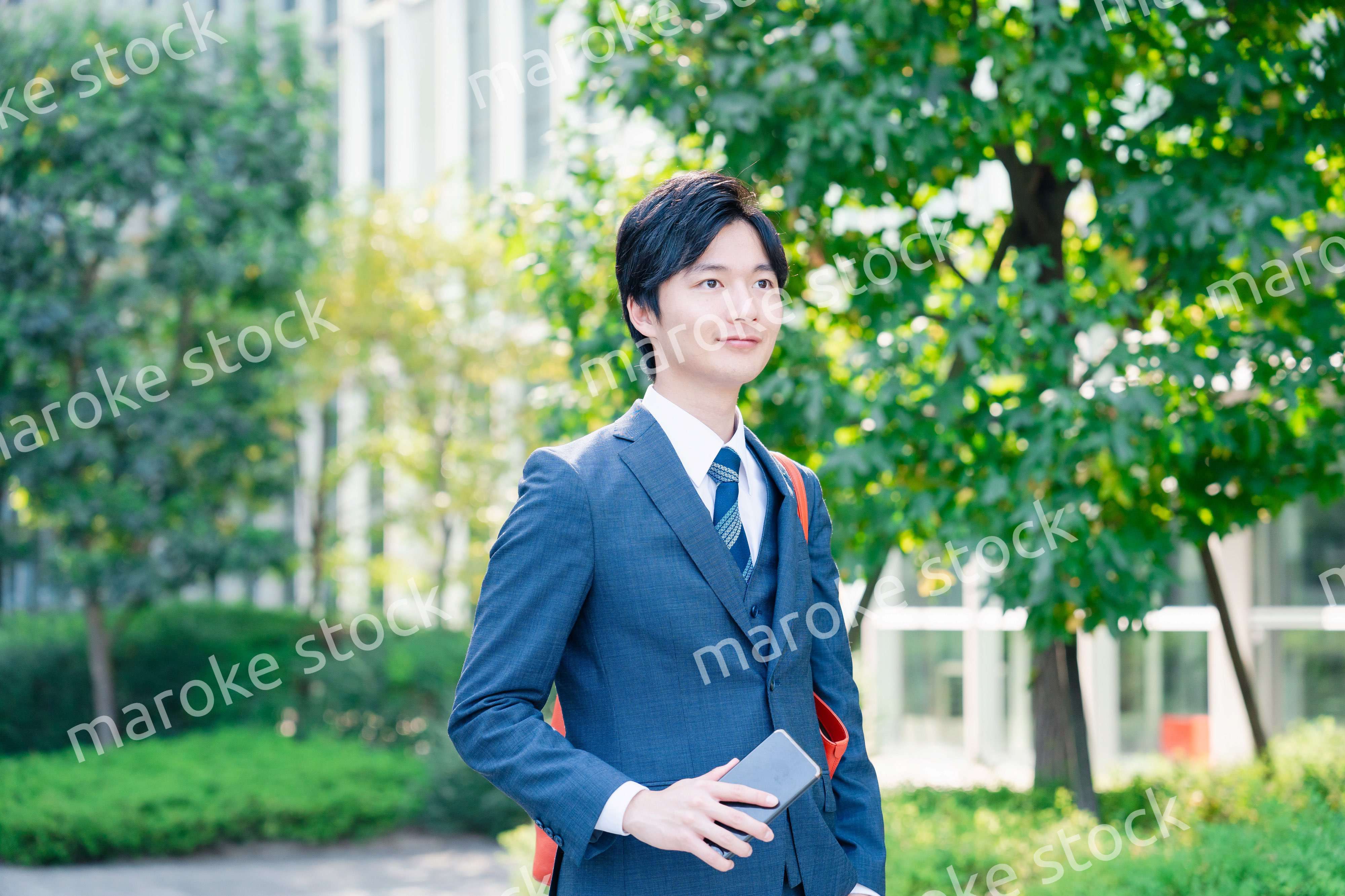 スーツで通勤するビジネスマン