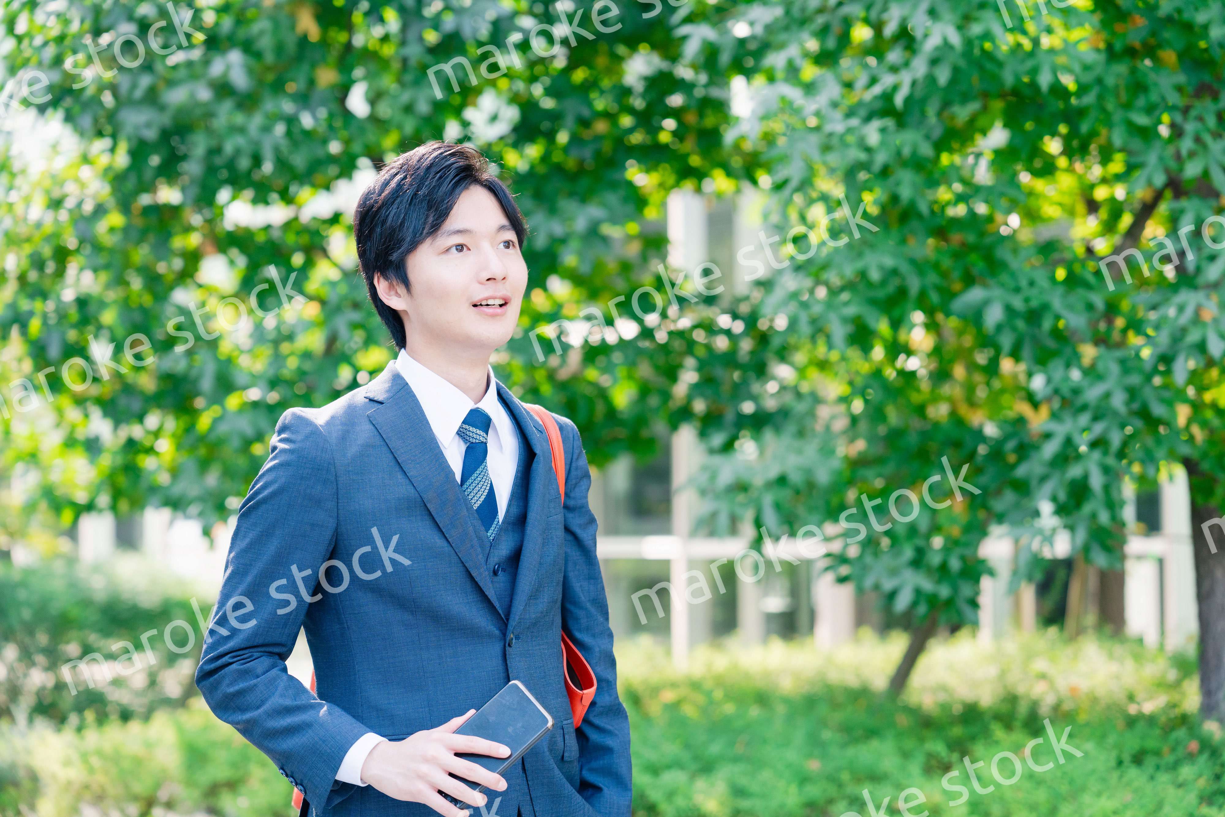 スーツで通勤するビジネスマン