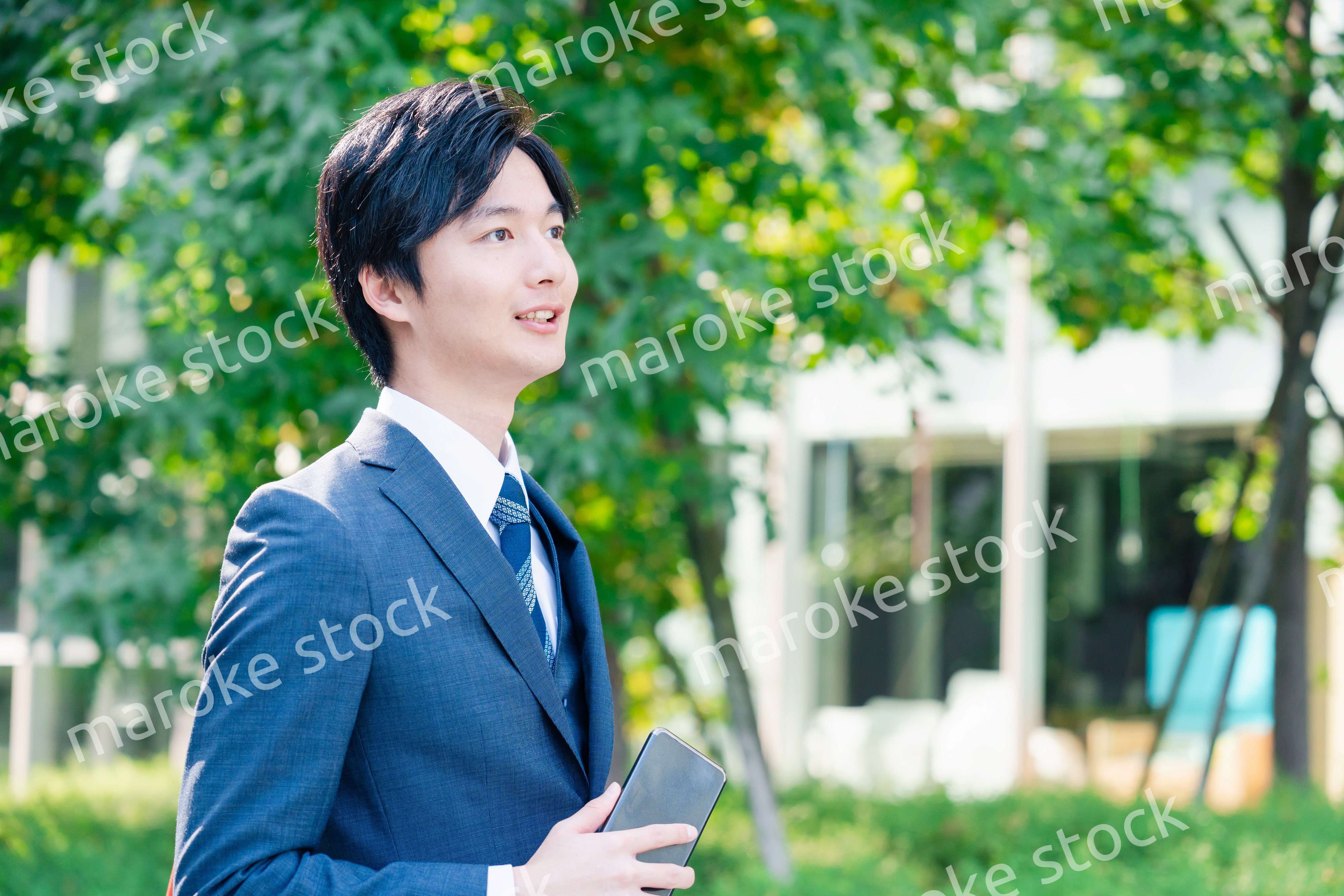 スーツで通勤するビジネスマン