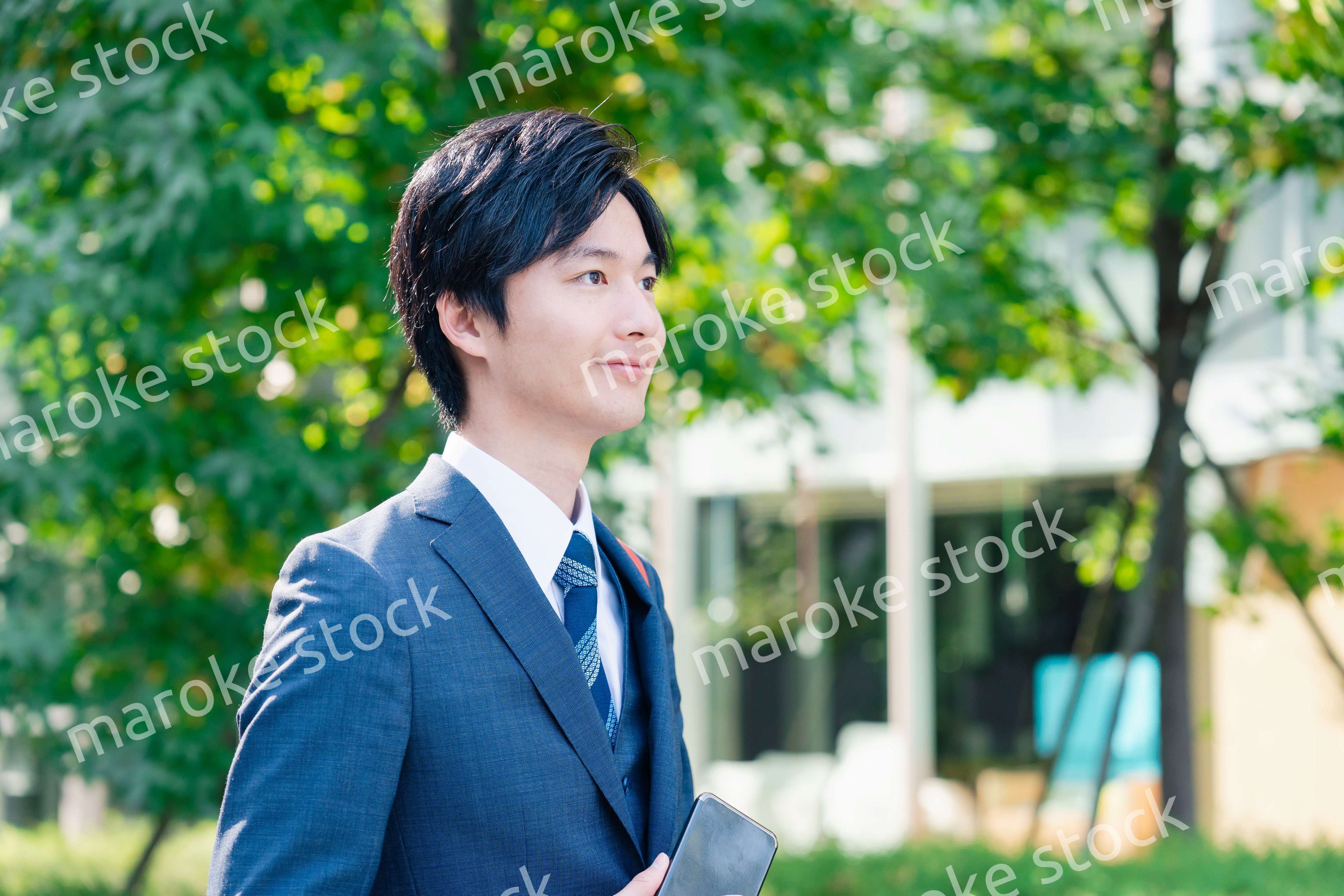 スーツで通勤するビジネスマン